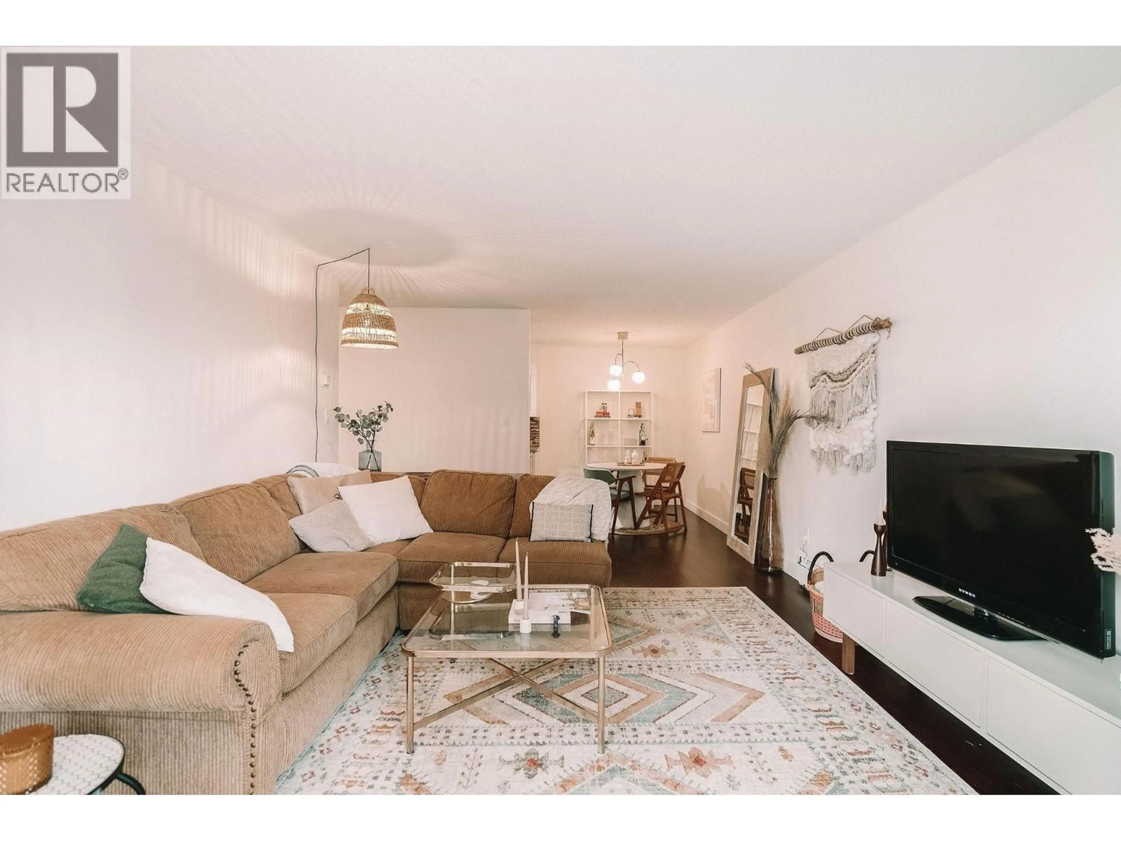 Living room with furniture, unknown for 302 - 620 EIGHTH AVENUE, New Westminster British Columbia V3M5V7