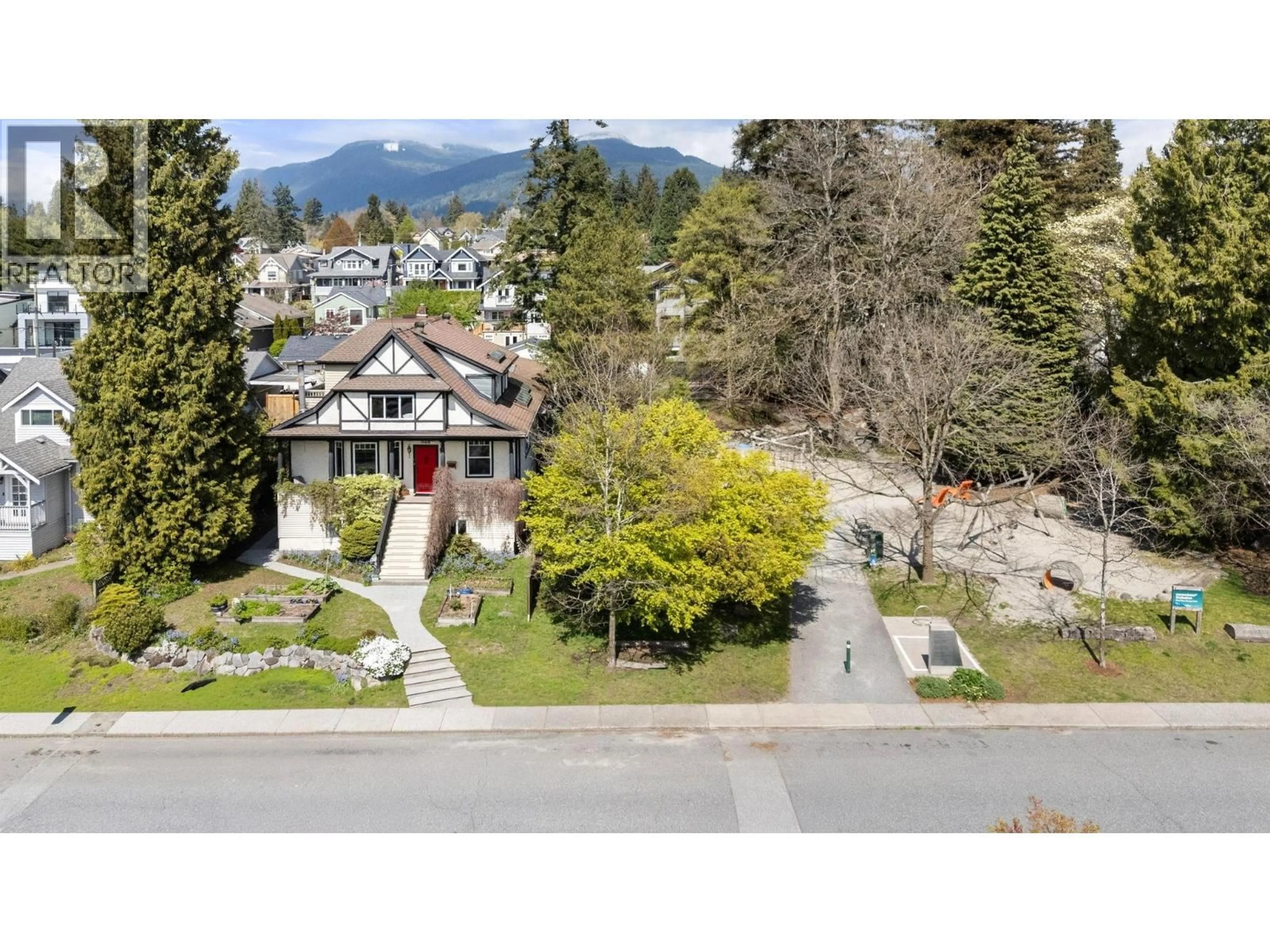 A pic from outside/outdoor area/front of a property/back of a property/a pic from drone, mountain view for 628 5TH STREET, North Vancouver British Columbia V7L1M7