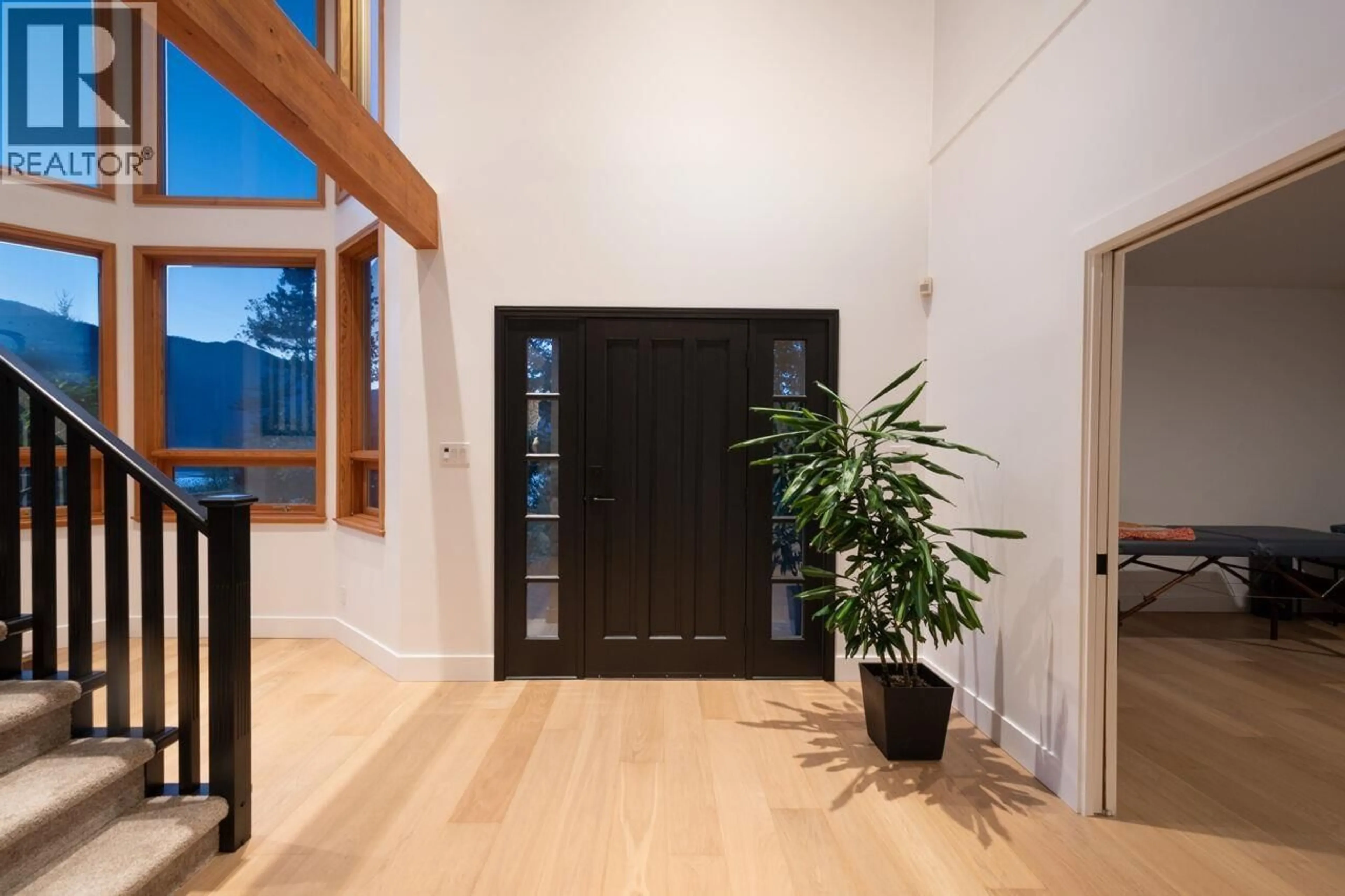 Indoor entryway for 182 FURRY CREEK DRIVE, Furry Creek British Columbia V8B1A3