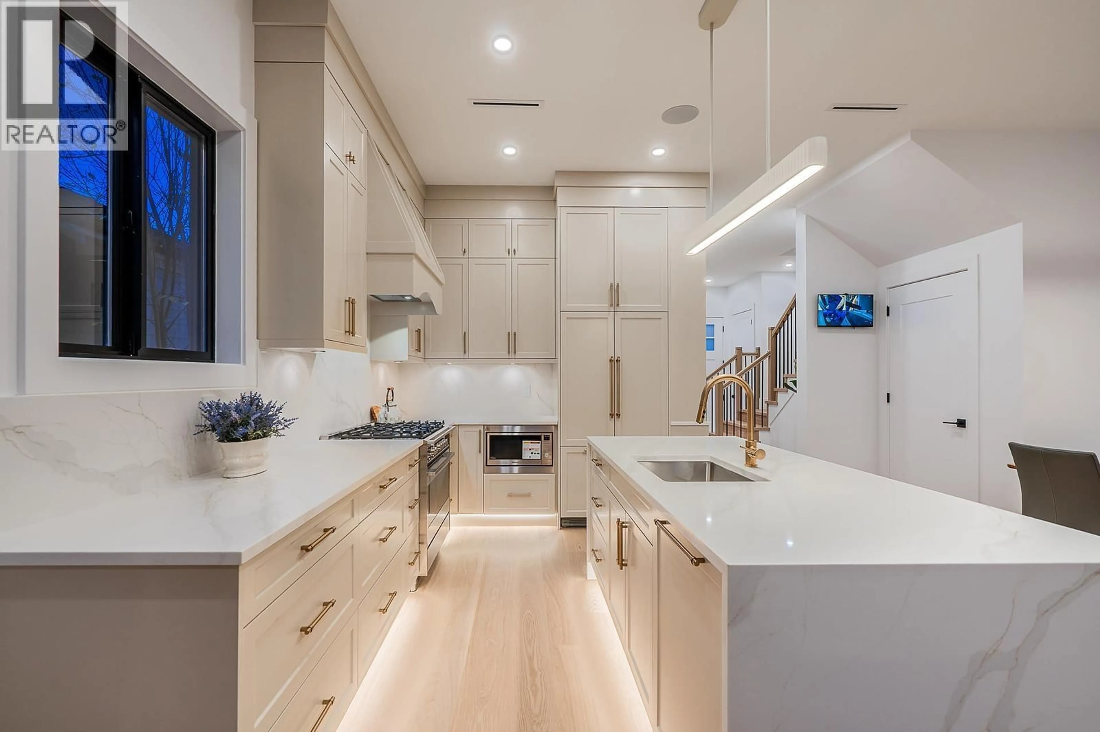 Contemporary kitchen, ceramic/tile floor for 2 - 4557 PARKER STREET, Burnaby British Columbia V5C3E1