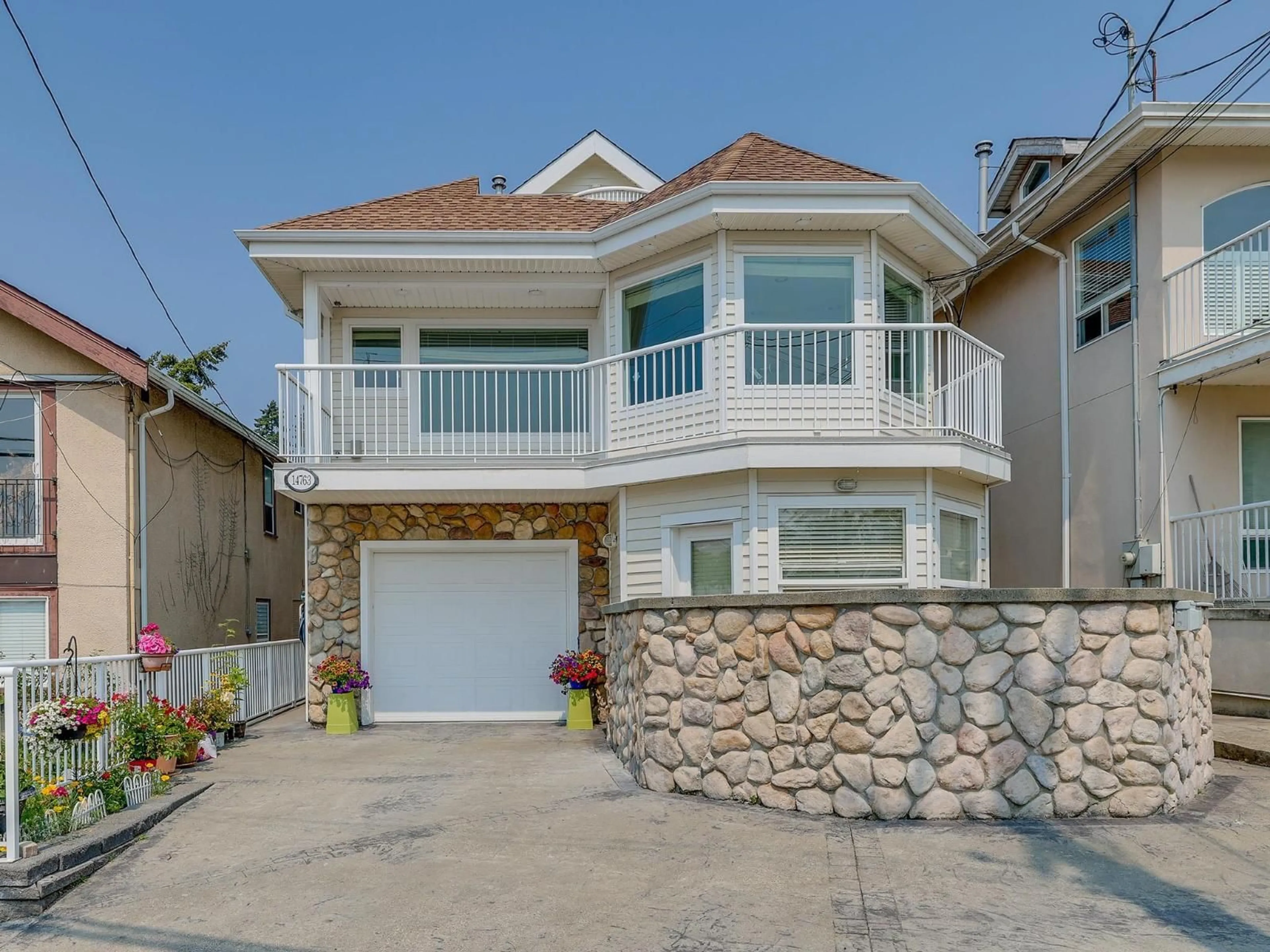 Home with vinyl exterior material, street for 14763 MARINE DRIVE, White Rock British Columbia V4B1B9