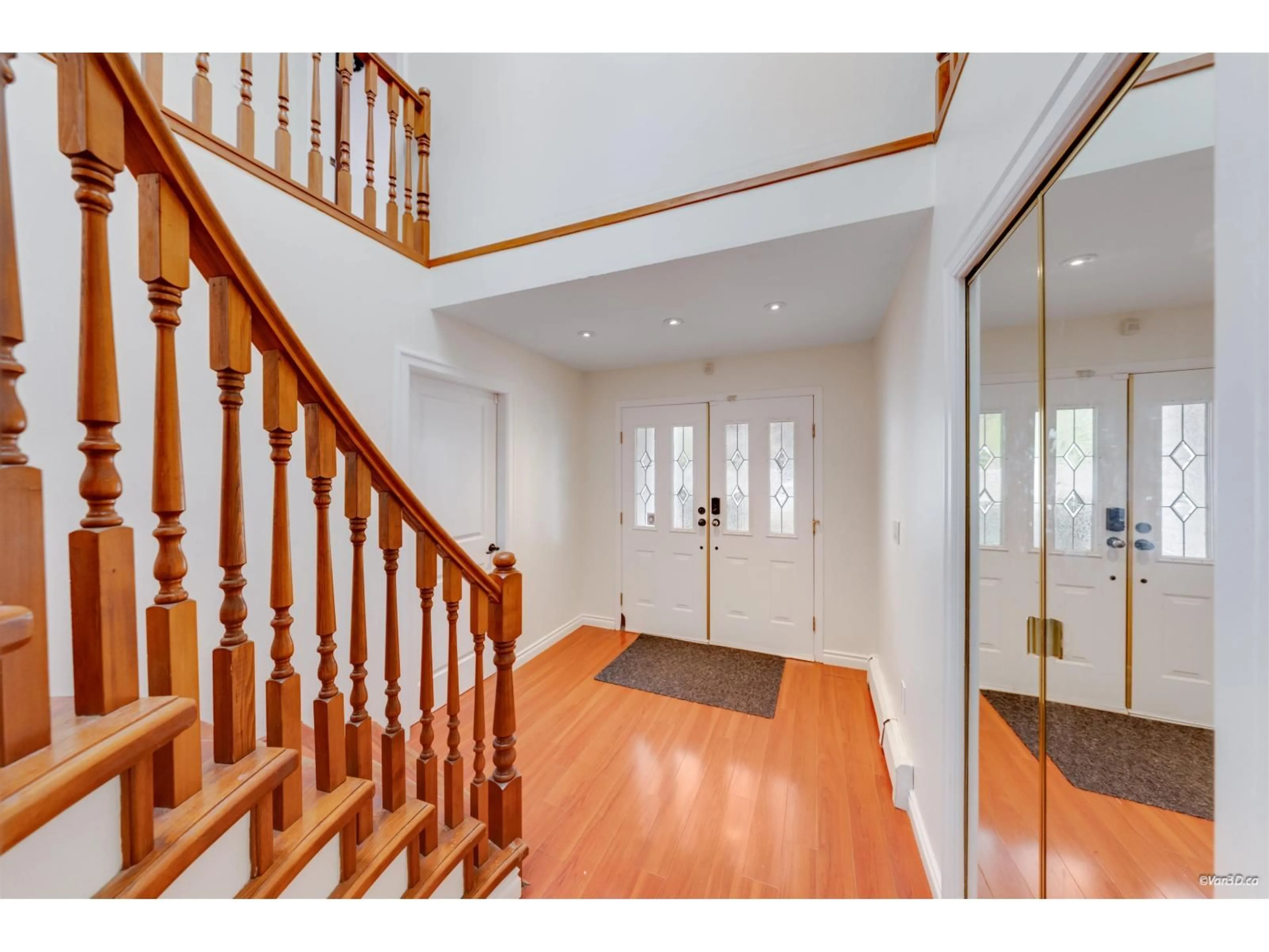 Indoor foyer for 7069 144 STREET, Surrey British Columbia V3W5S1