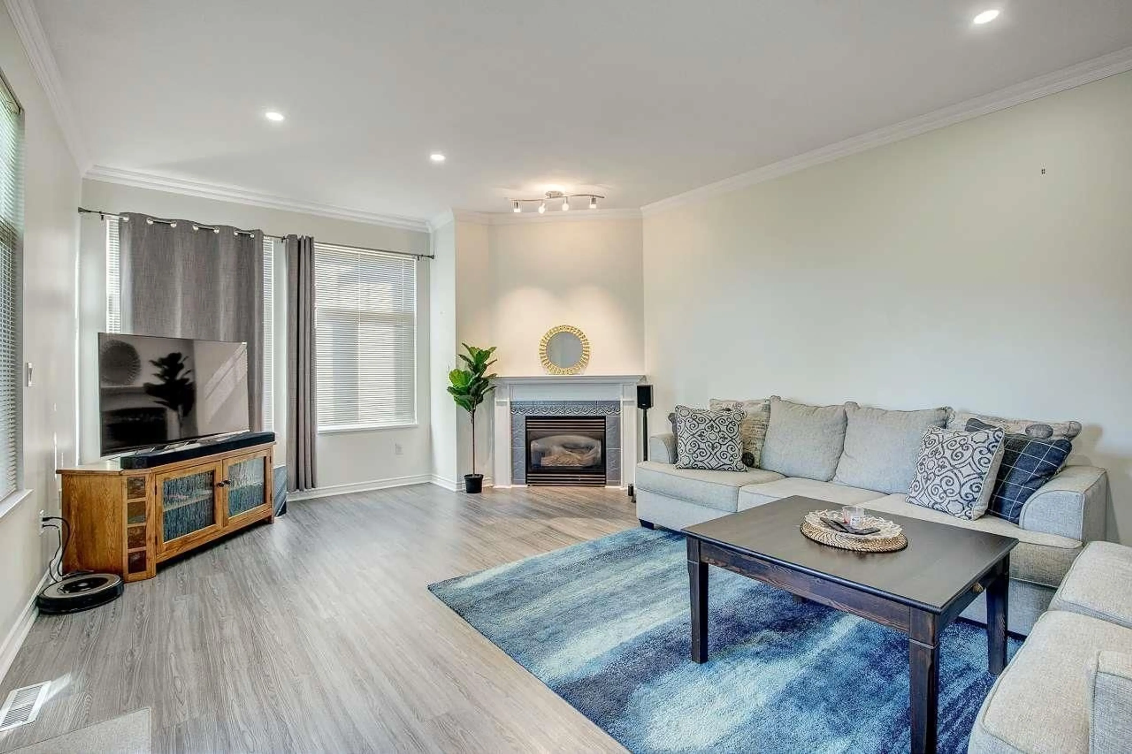 Living room with furniture, unknown for 48 - 14877 58 AVENUE, Surrey British Columbia V3S8Y9
