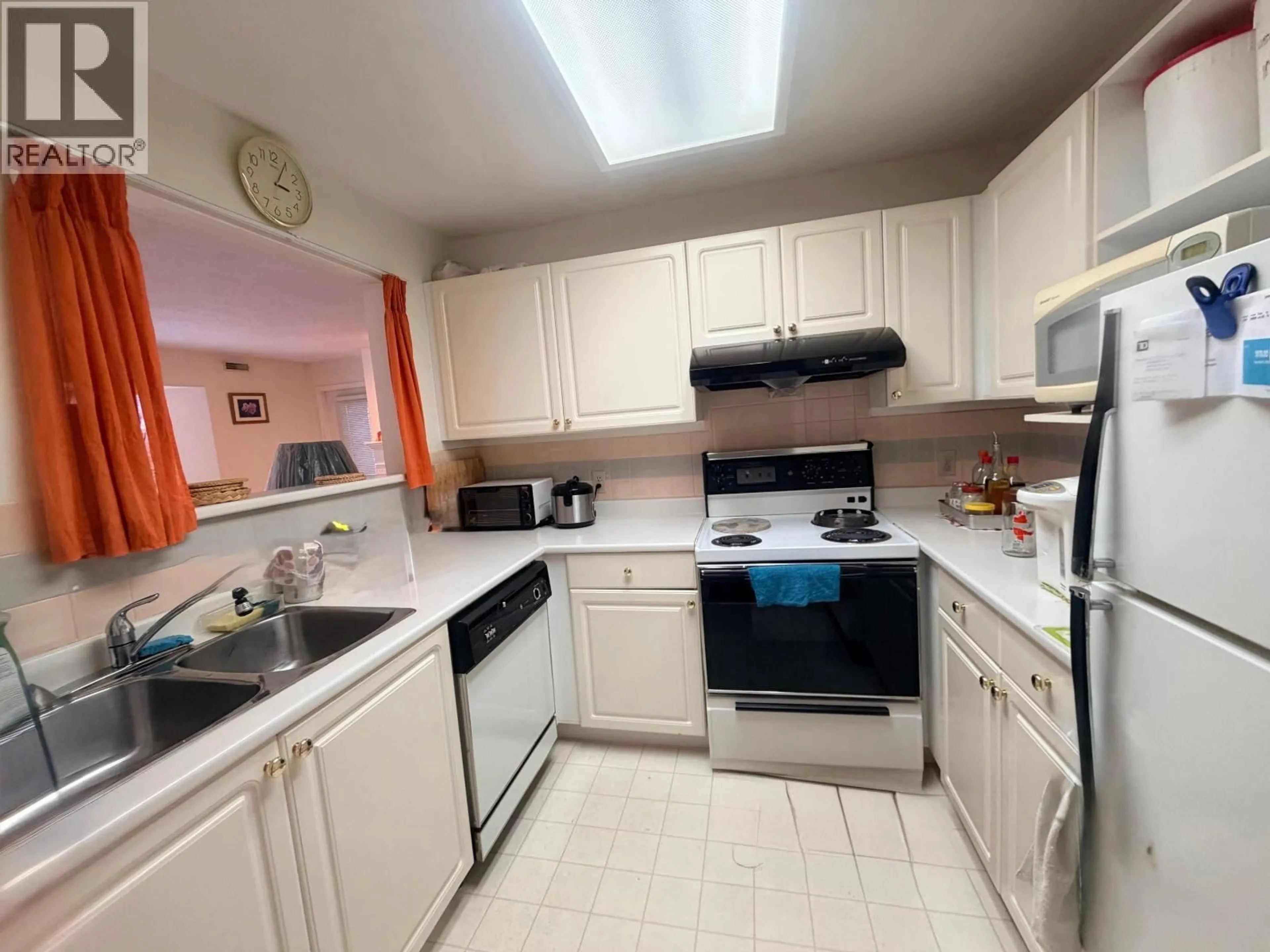 Standard kitchen, unknown for 203 - 5250 VICTORY STREET, Burnaby British Columbia V5J5H2