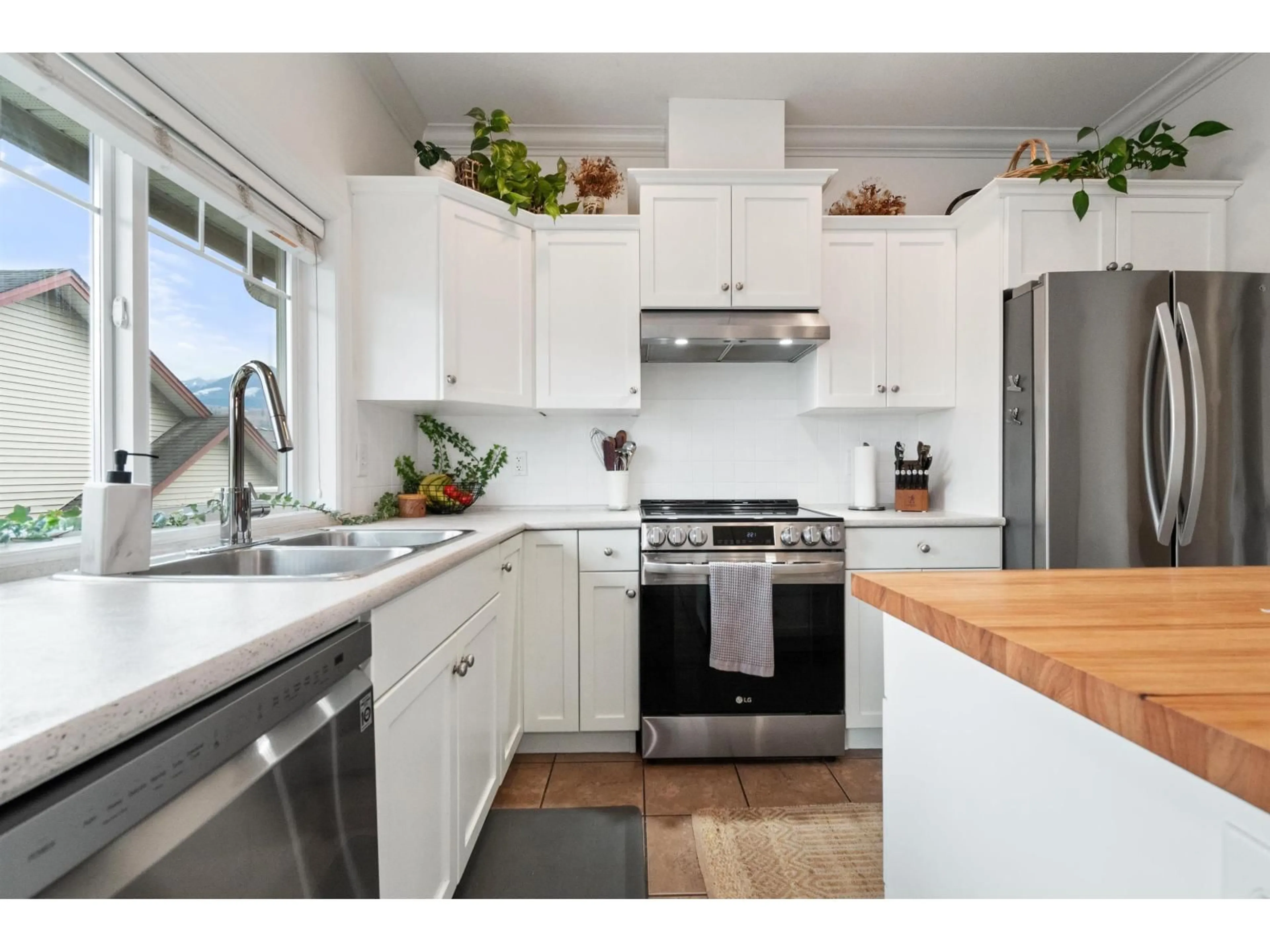 Open concept kitchen, wood/laminate floor for 28 - 6498 SOUTHDOWNE PLACE, Chilliwack British Columbia V2R0K3