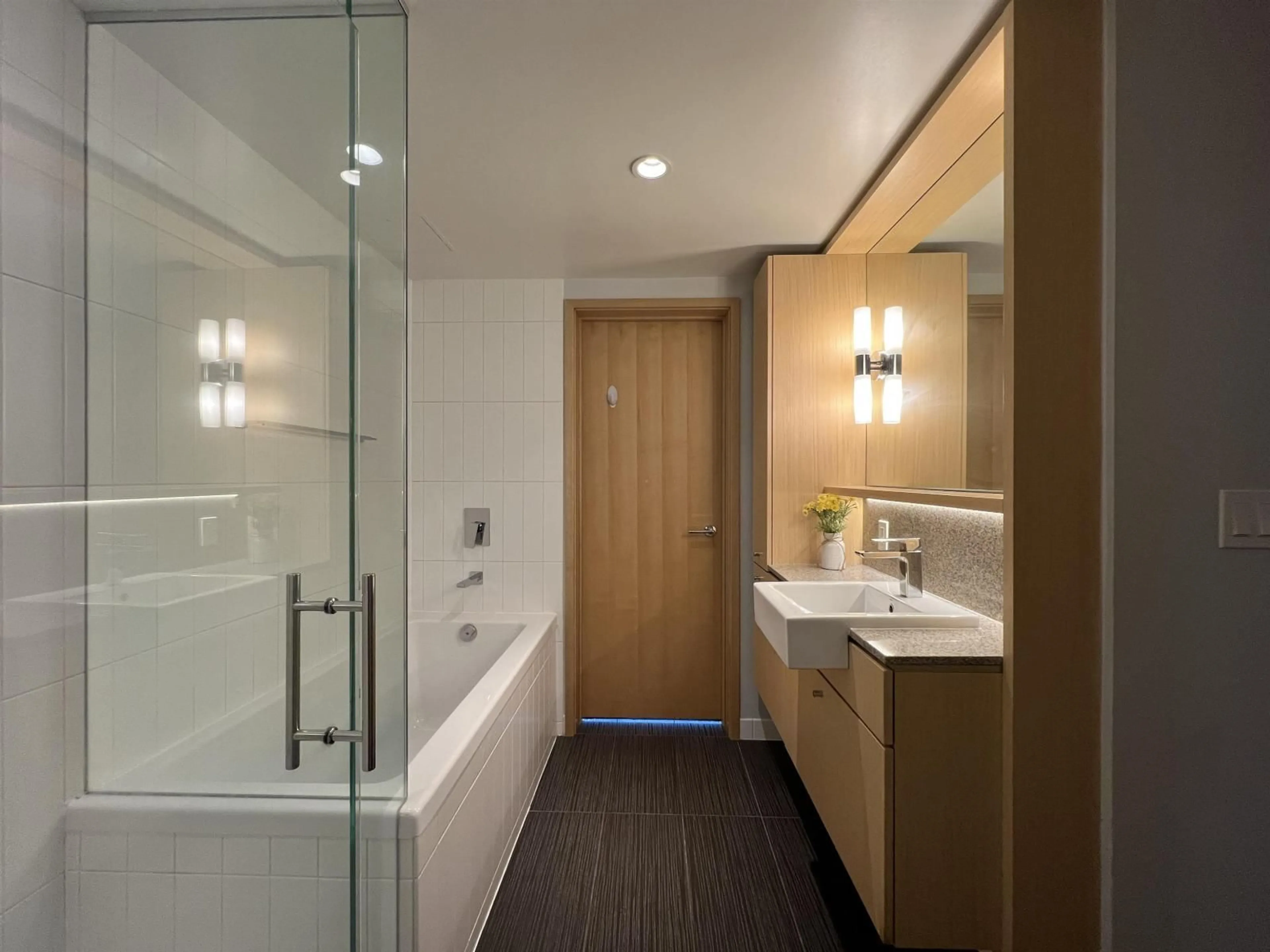 Contemporary bathroom, ceramic/tile floor for 3204 - 13495 CENTRAL AVENUE, Surrey British Columbia V3T0K2