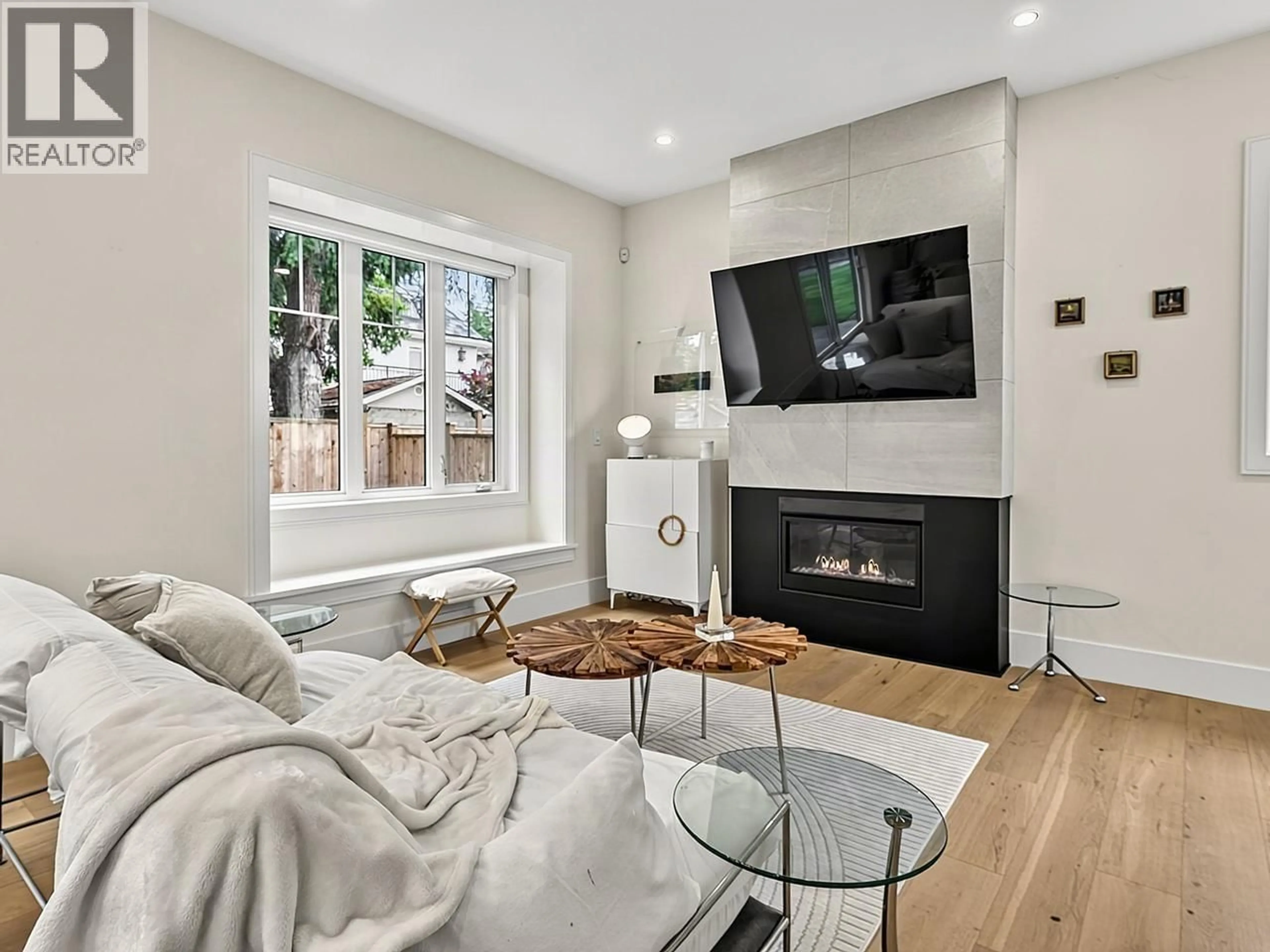 Living room with furniture, wood/laminate floor for 11486 RAILWAY AVENUE, Richmond British Columbia V7E2B9