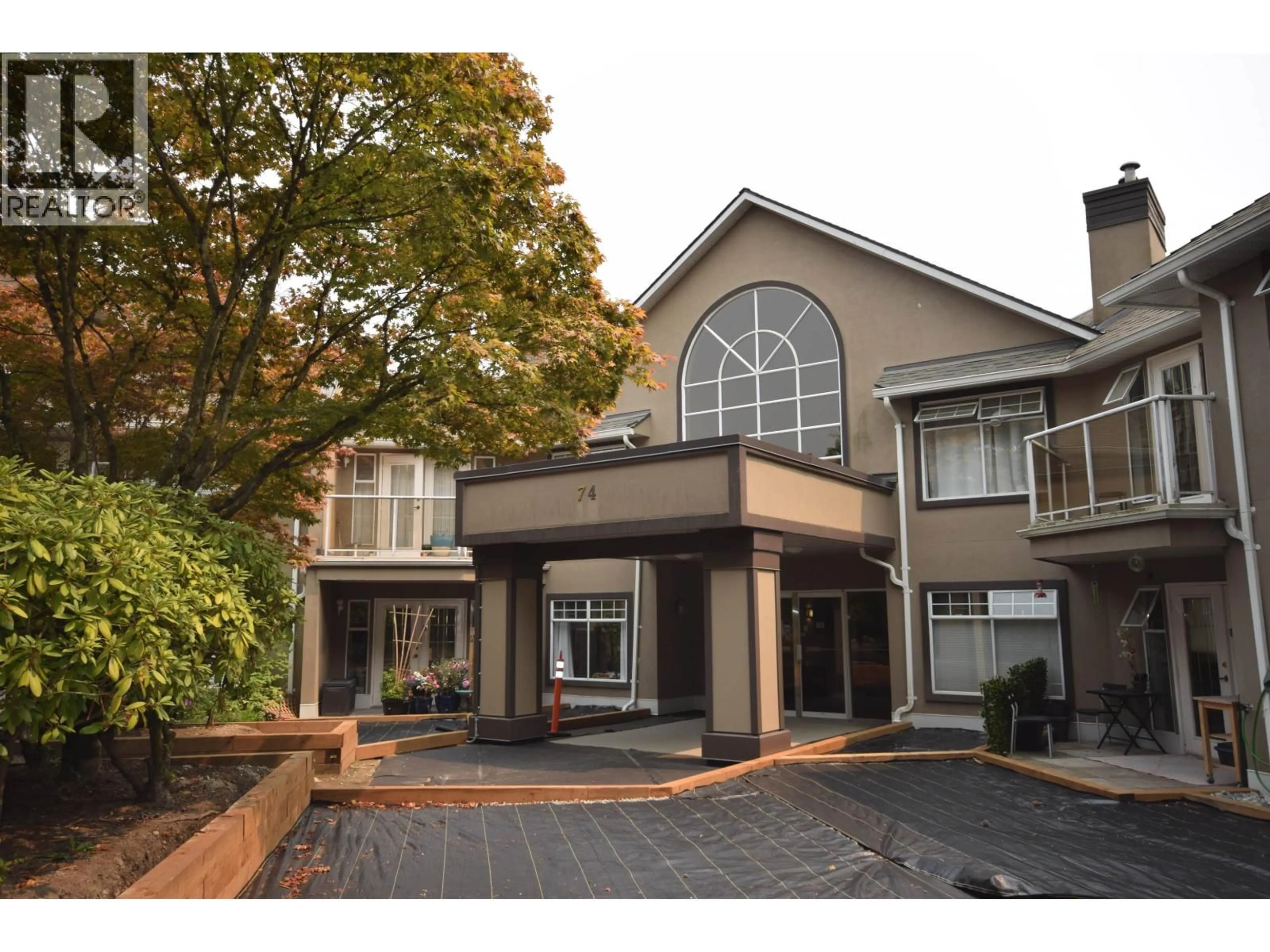Indoor foyer for 210 - 74 MINER STREET, New Westminster British Columbia V3L5N6