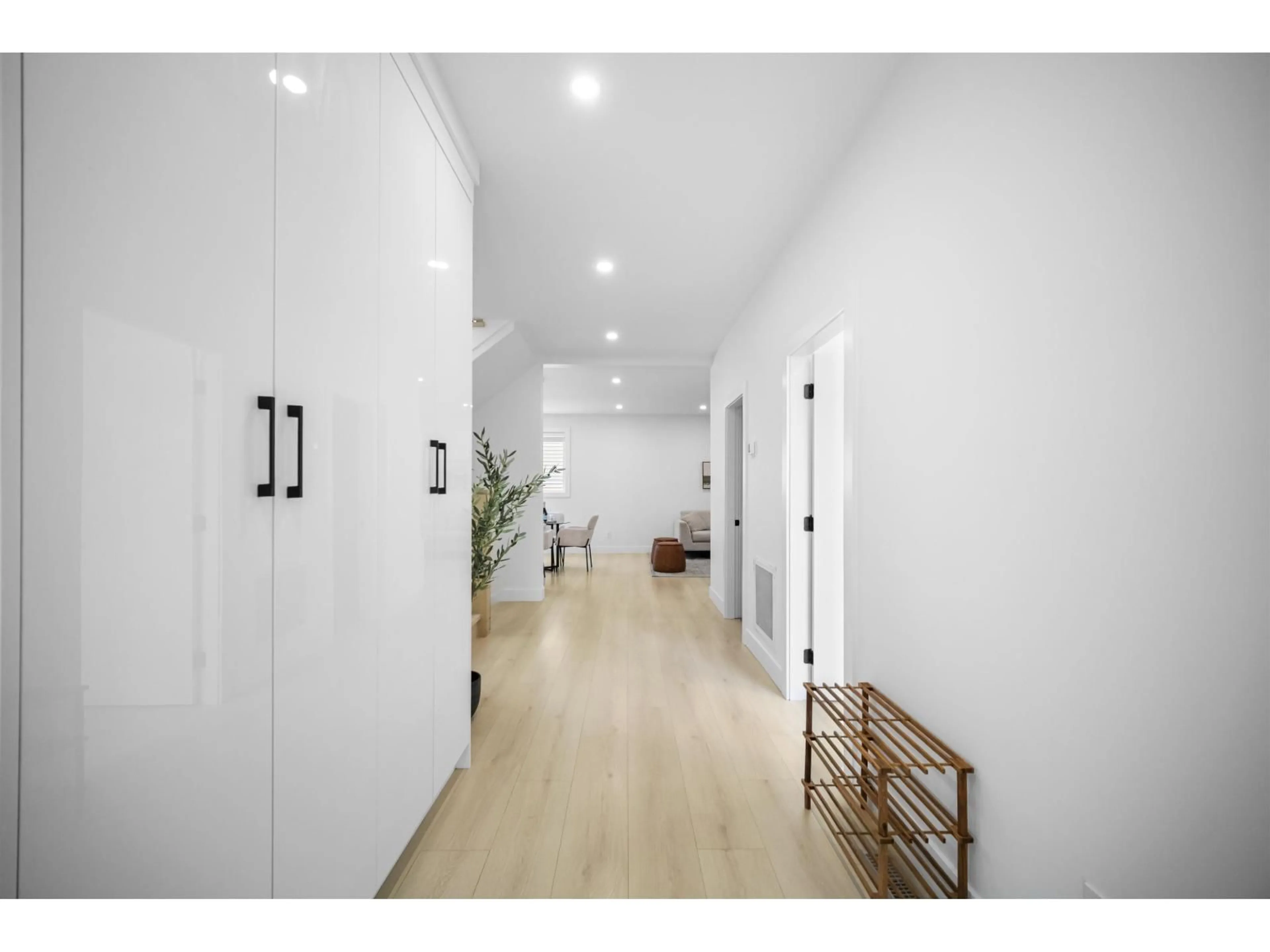 Indoor entryway for 1680B MCKENZIE ROAD, Abbotsford British Columbia V2S8J6