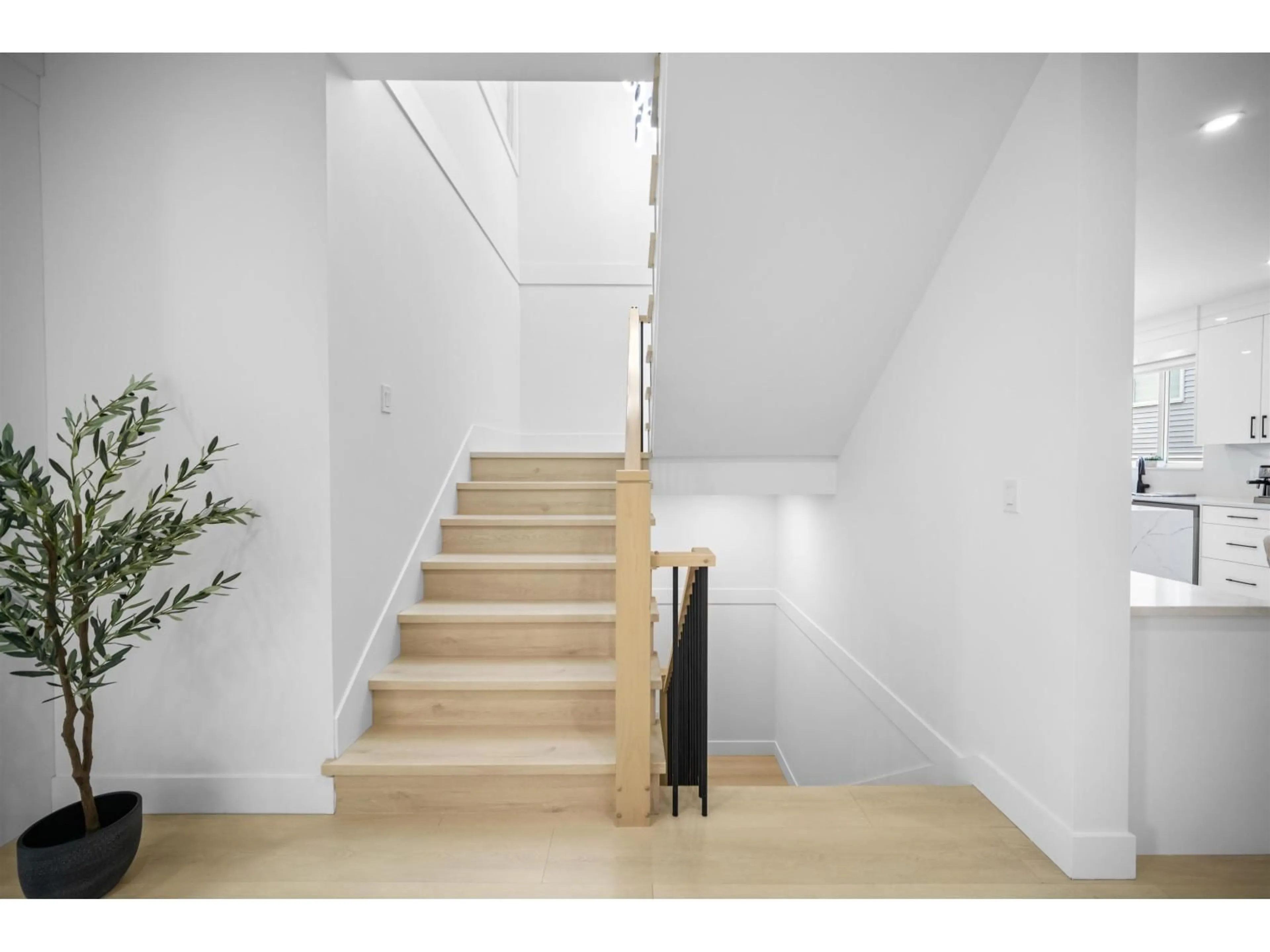 Stairs for 1680B MCKENZIE ROAD, Abbotsford British Columbia V2S8J6
