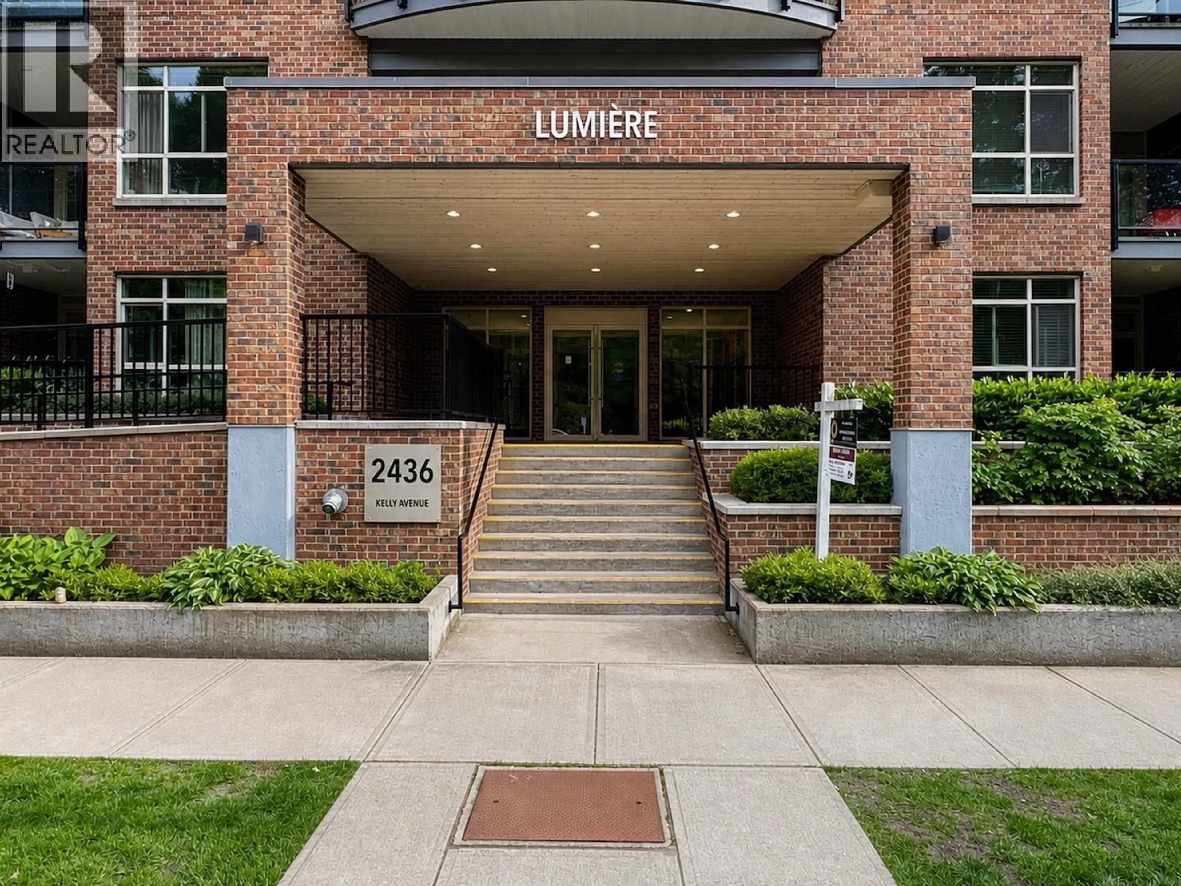 Indoor foyer for 102 - 2436 KELLY AVENUE, Port Coquitlam British Columbia V3C0G9