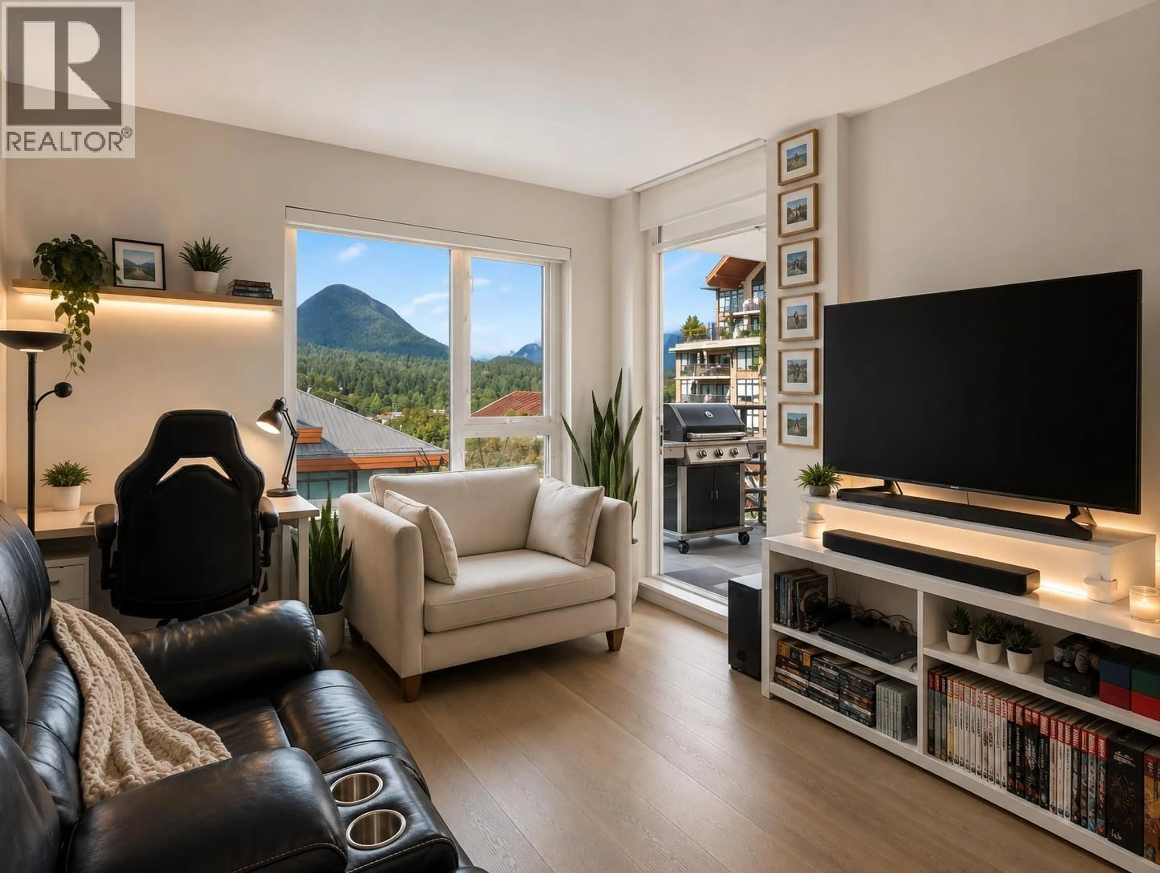 Living room with furniture, wood/laminate floor for 902 - 1210 27TH STREET, North Vancouver British Columbia V7J0C5
