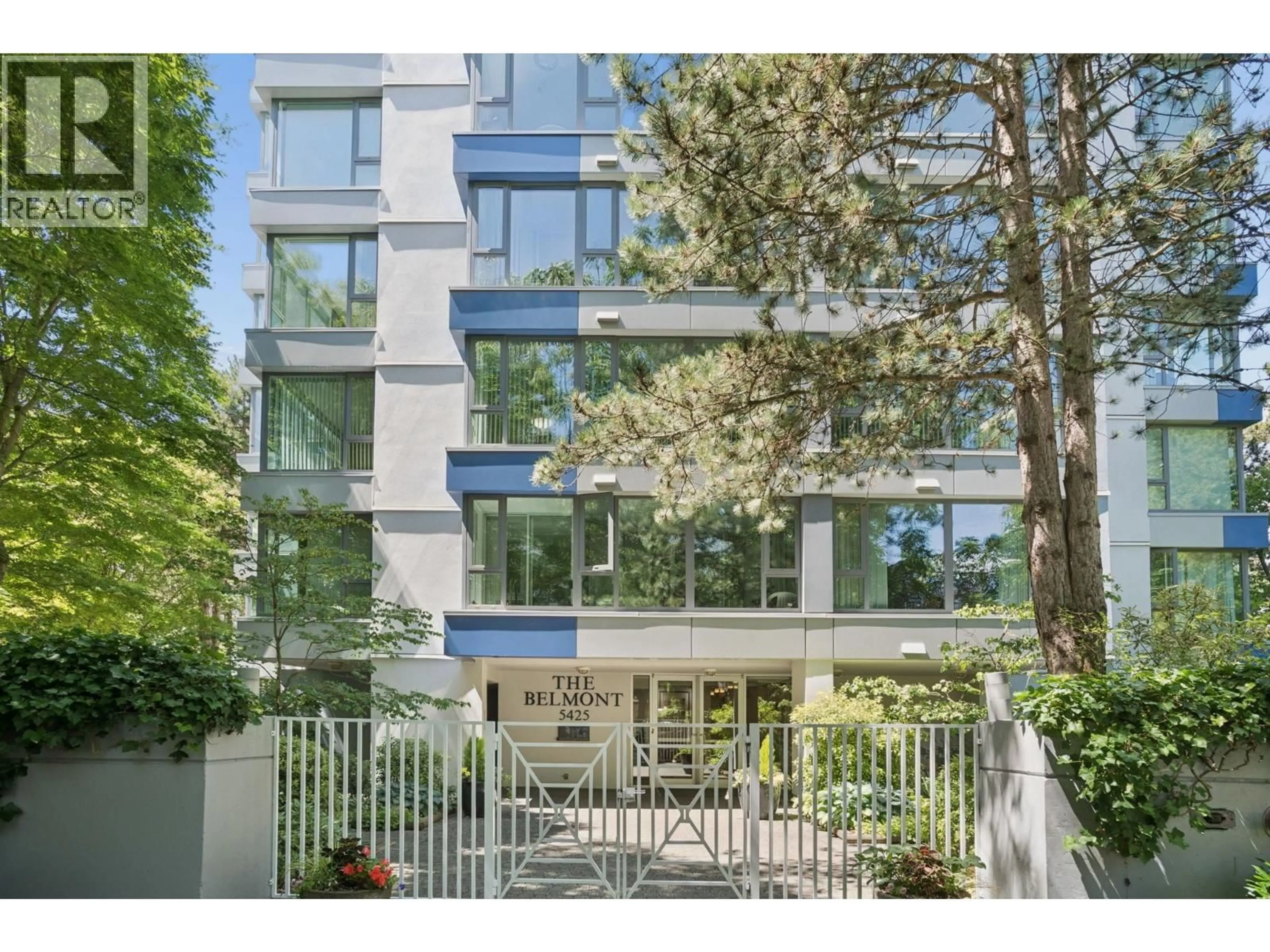 Indoor foyer for 402 - 5425 YEW STREET, Vancouver British Columbia V6M3X7