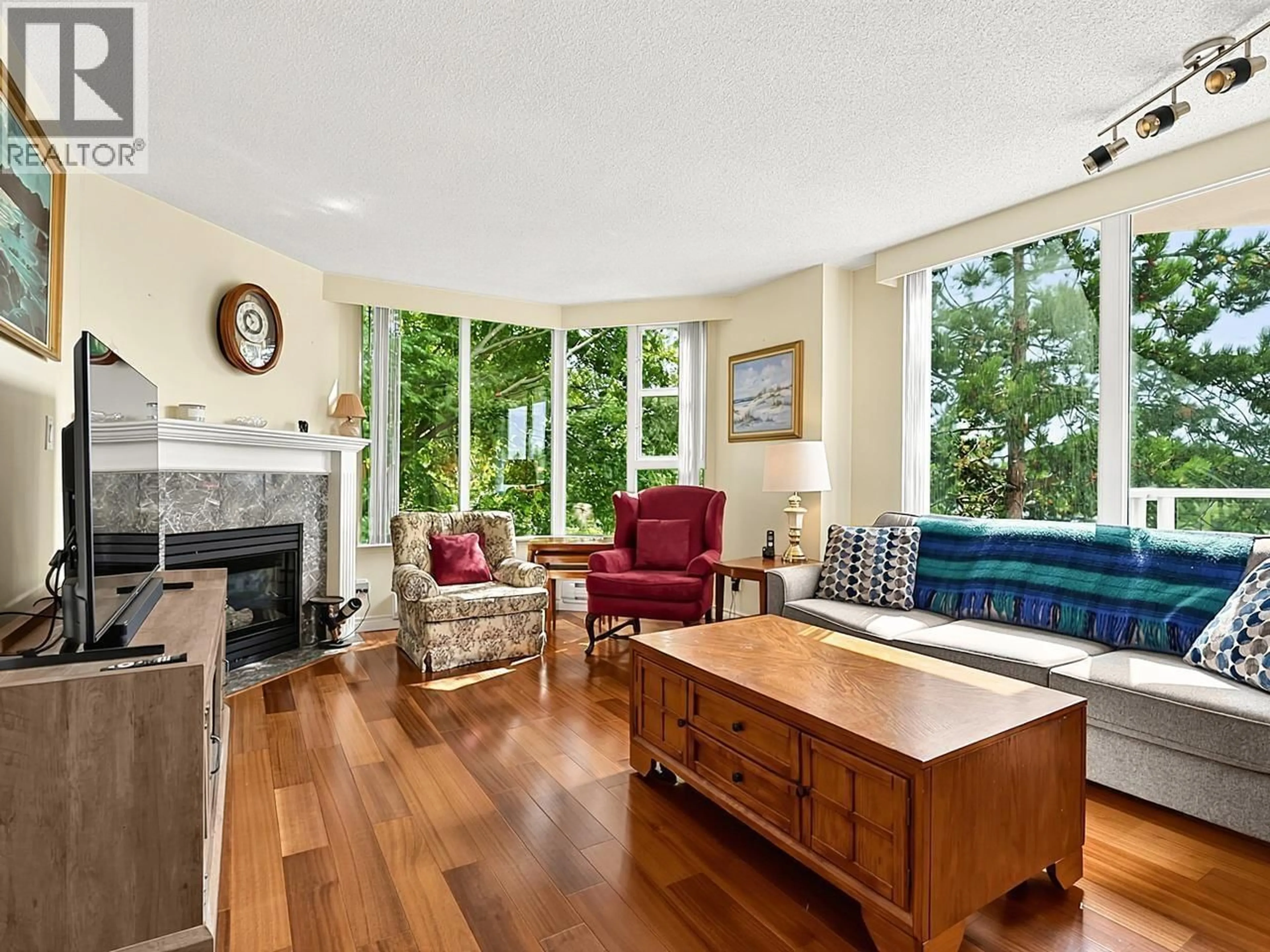 Living room with furniture, wood/laminate floor for 303 - 412 TWELFTH STREET, New Westminster British Columbia V3M6R2