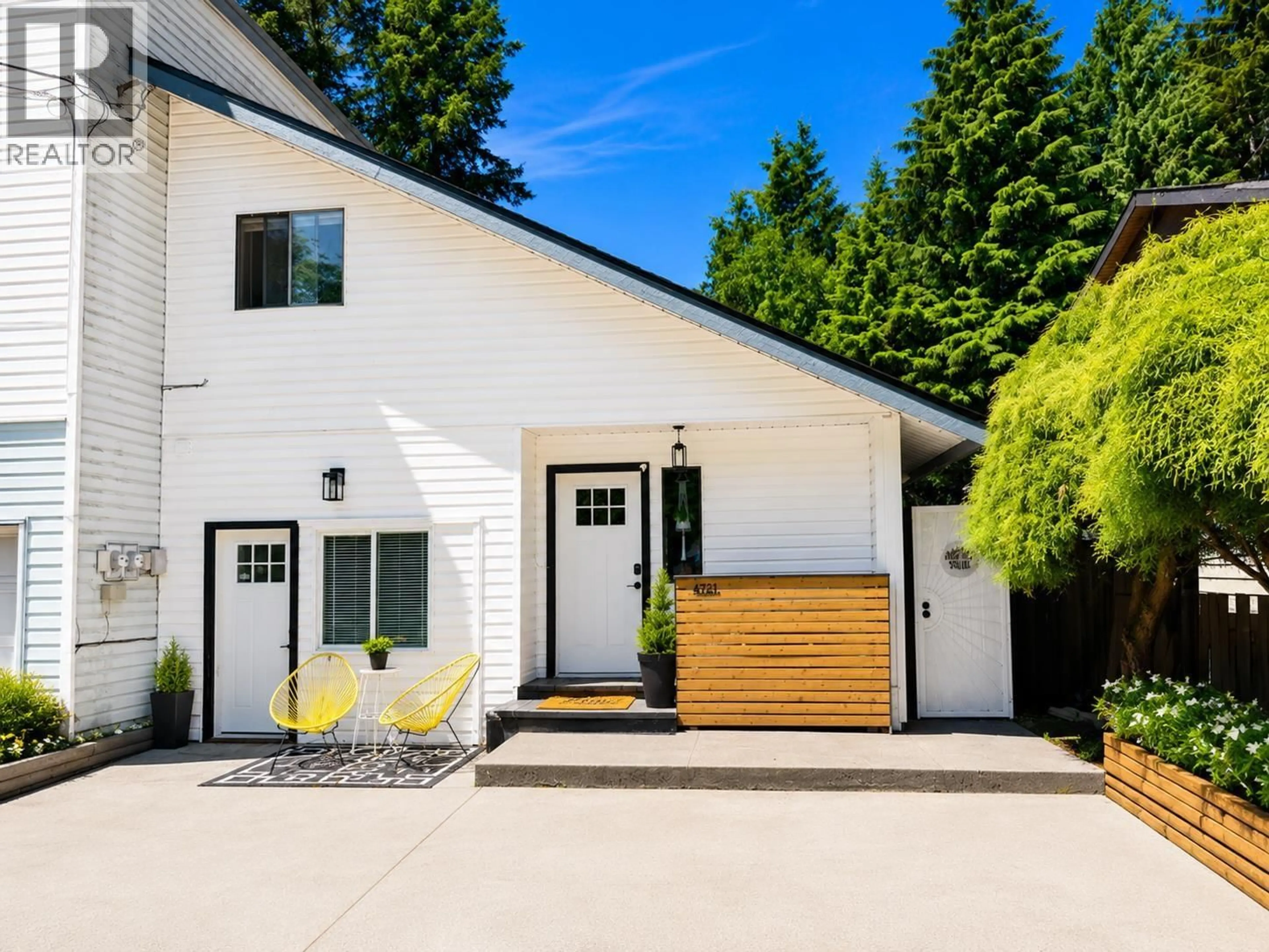 Home with vinyl exterior material, street for 41741 DOGWOOD PLACE, Squamish British Columbia V8B1G5