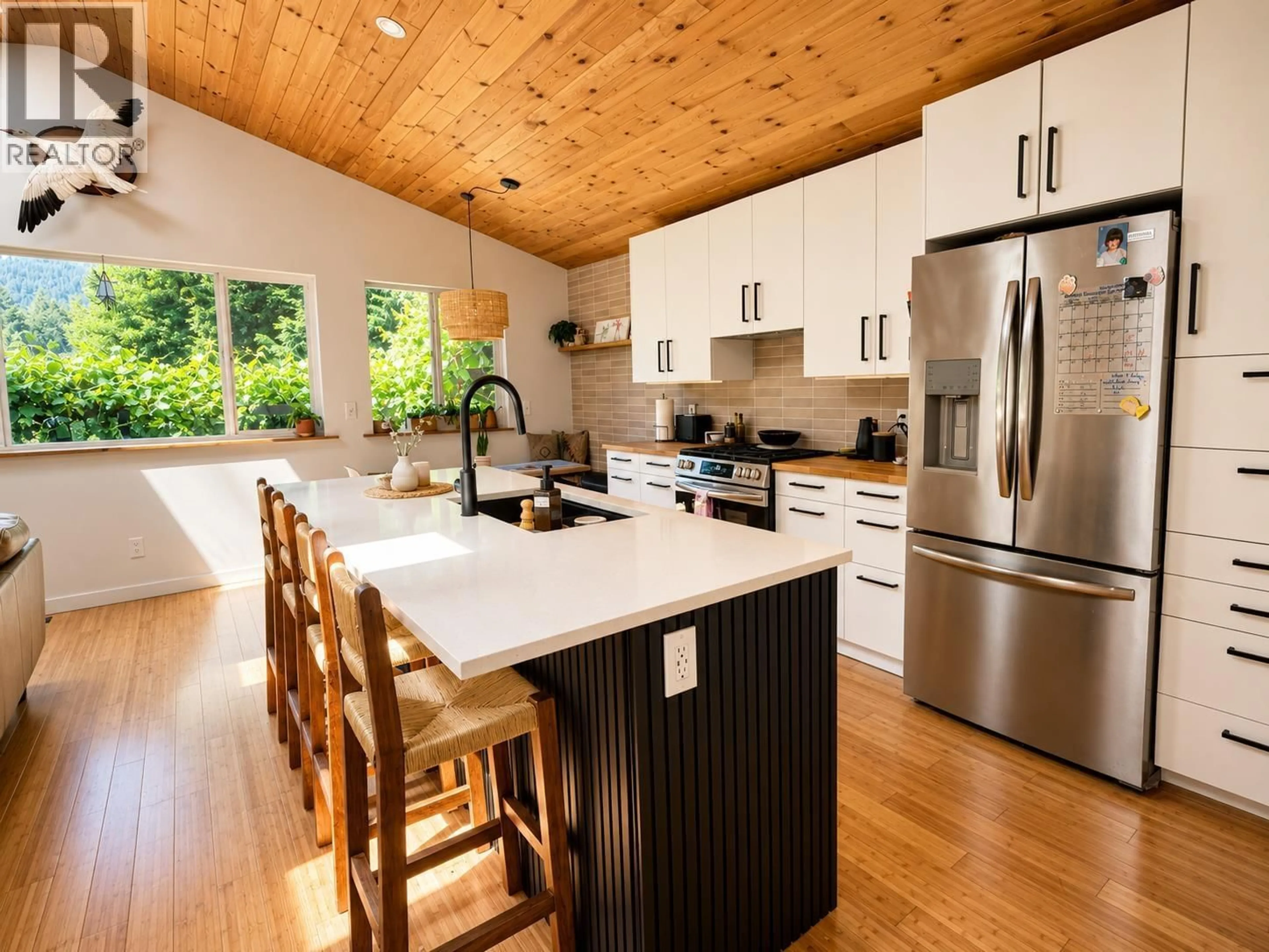 Open concept kitchen, wood/laminate floor for 41741 DOGWOOD PLACE, Squamish British Columbia V8B1G5