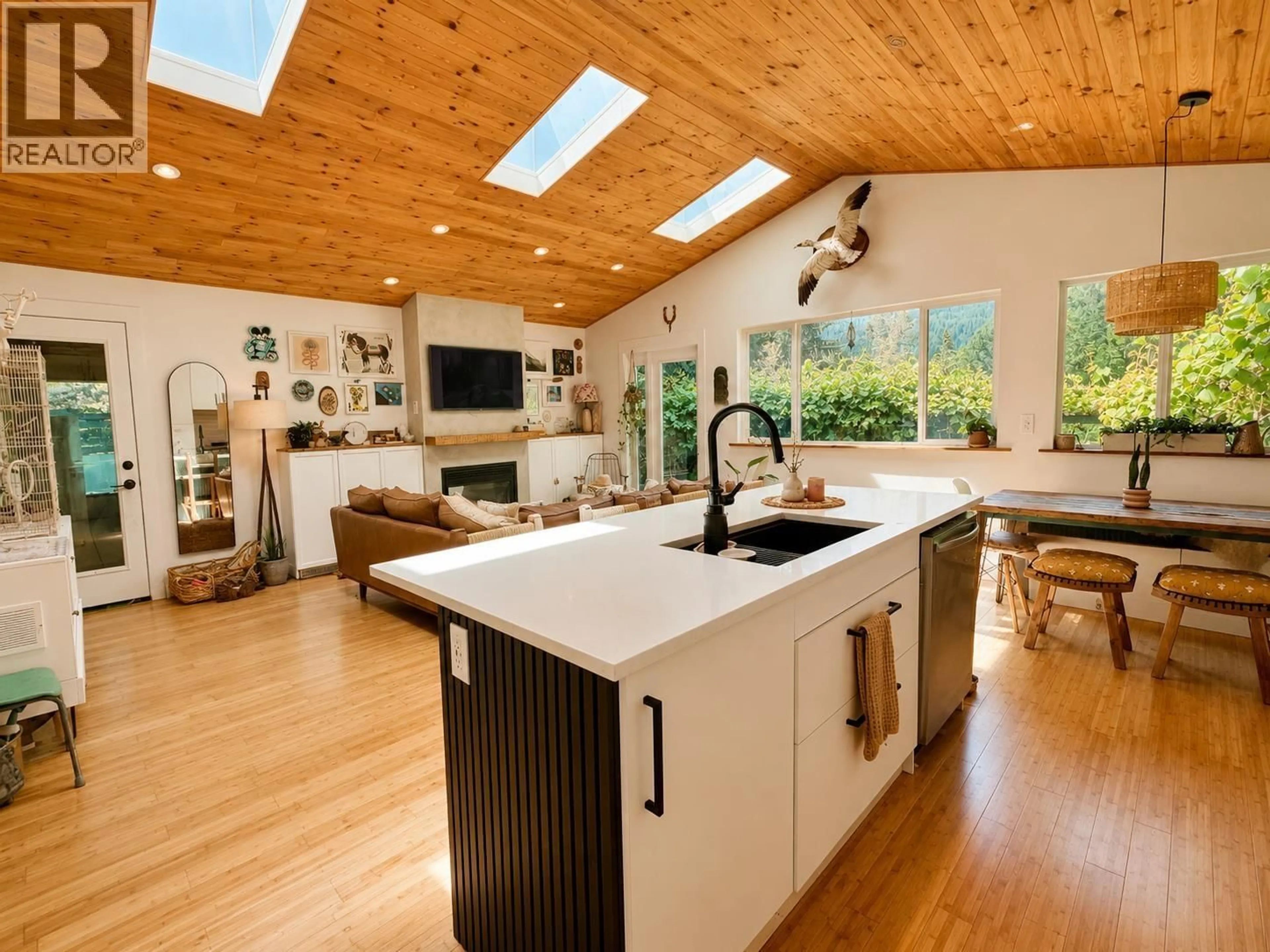 Open concept kitchen, wood/laminate floor for 41741 DOGWOOD PLACE, Squamish British Columbia V8B1G5