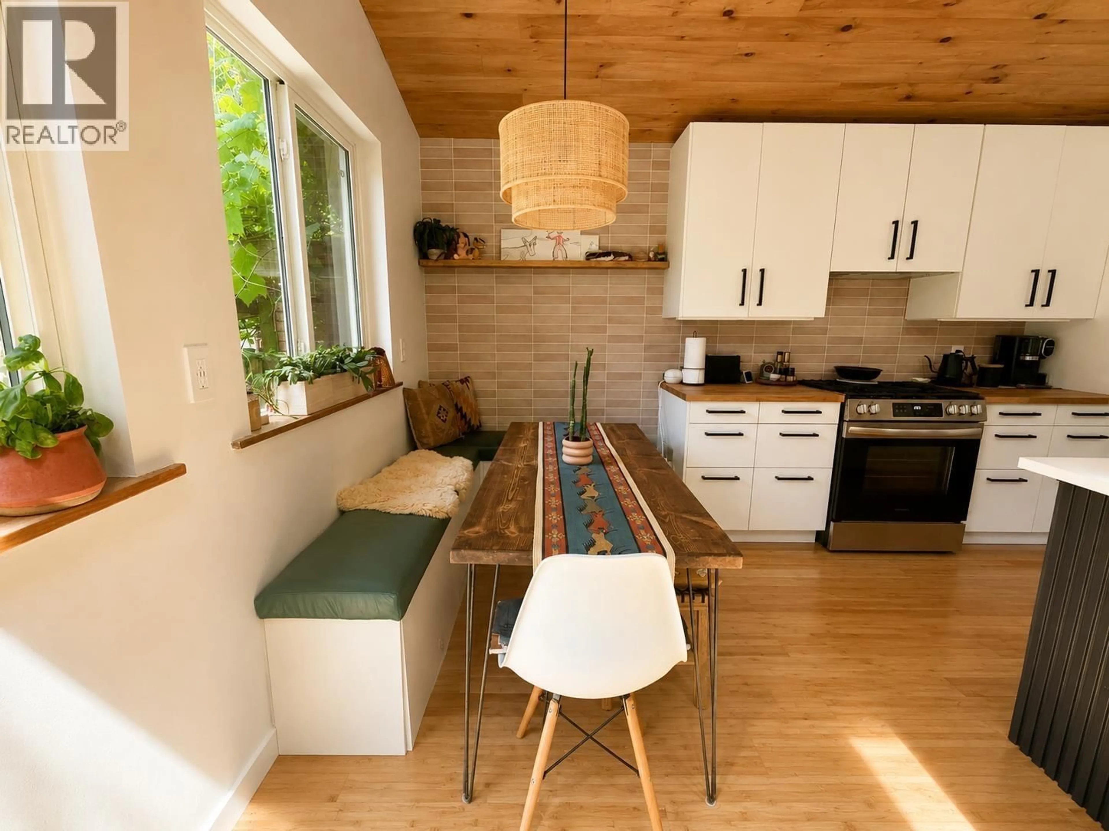 Open concept kitchen, unknown for 41741 DOGWOOD PLACE, Squamish British Columbia V8B1G5