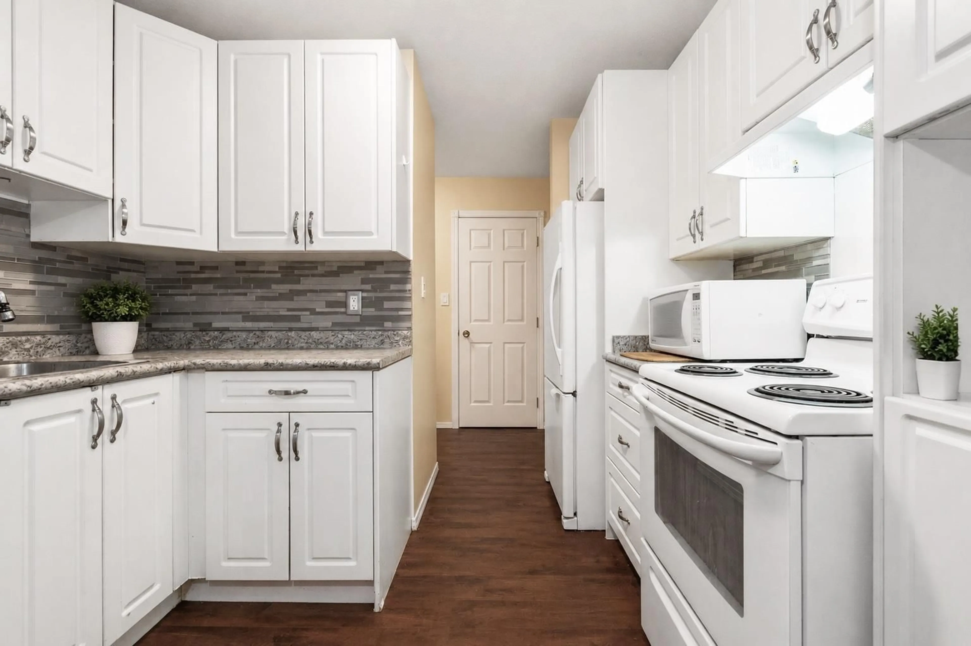 Standard kitchen, wood/laminate floor for 109 - 9175 MARY STREET, Chilliwack British Columbia V2P4H7