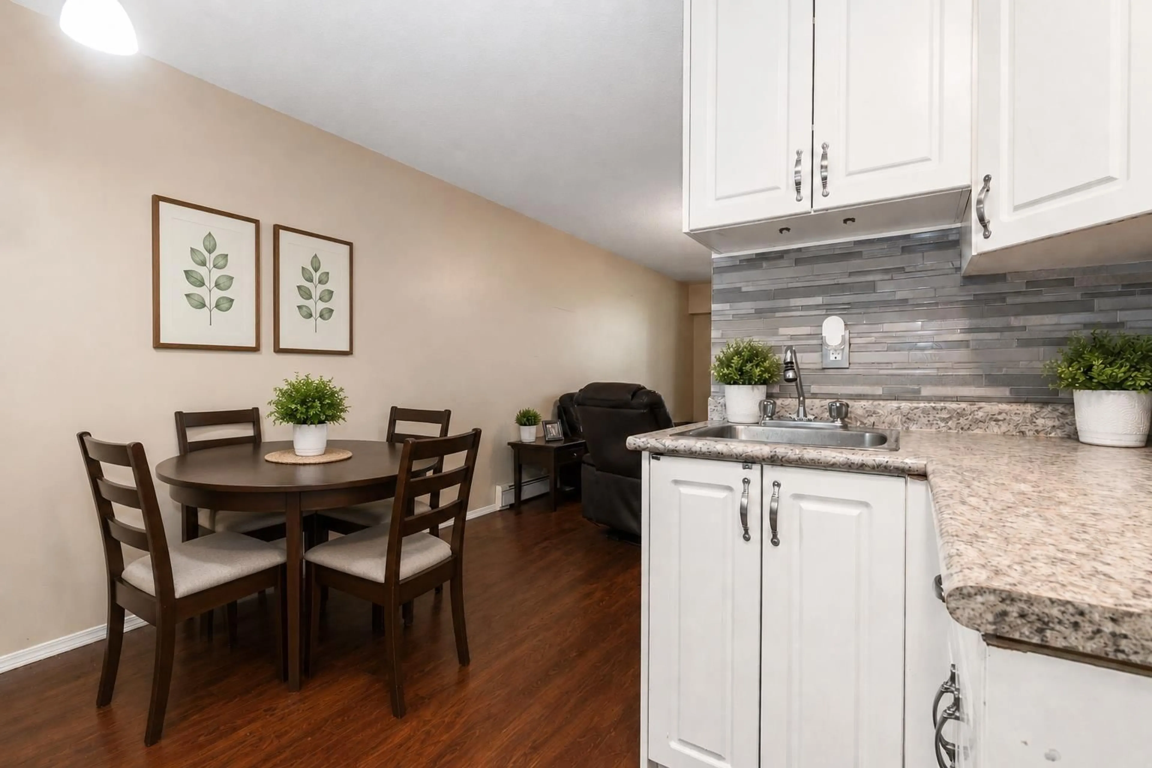 Open concept kitchen, wood/laminate floor for 109 - 9175 MARY STREET, Chilliwack British Columbia V2P4H7