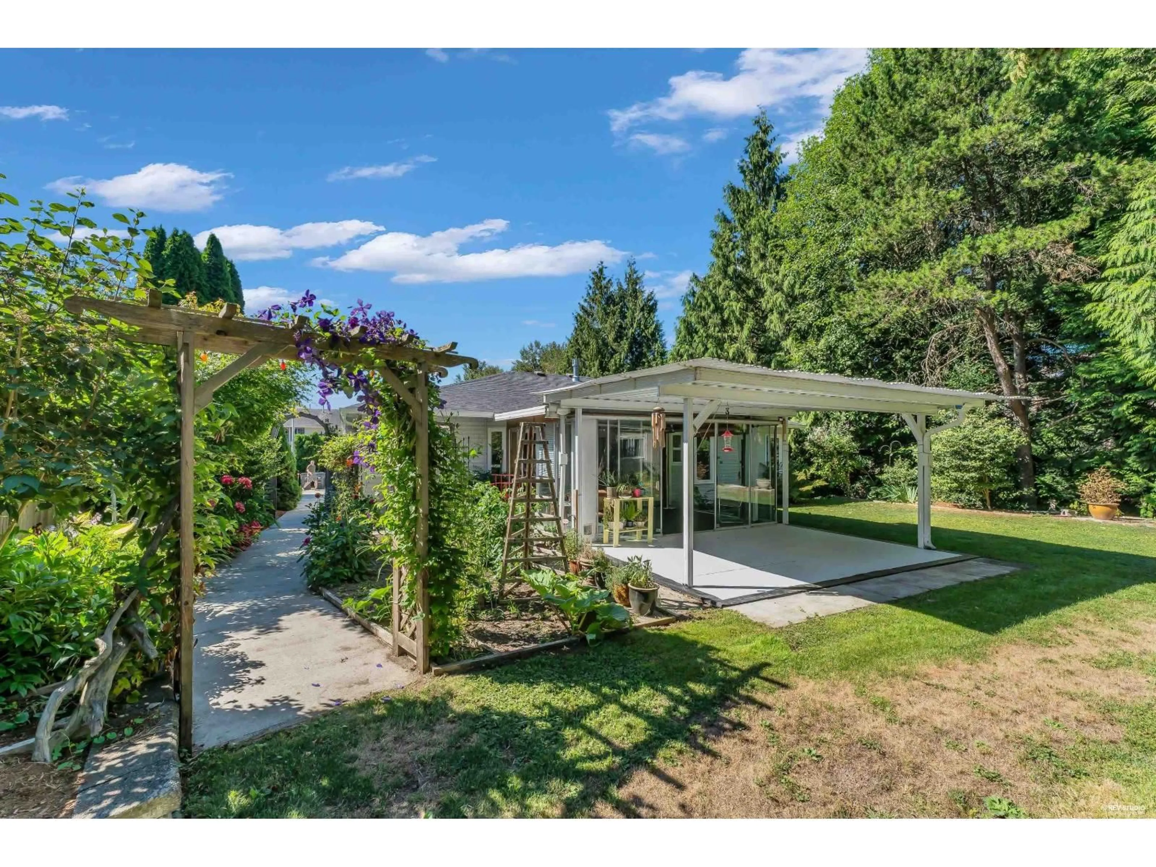 A pic from outside/outdoor area/front of a property/back of a property/a pic from drone, unknown for 9079 144 STREET, Surrey British Columbia V3V5Z9