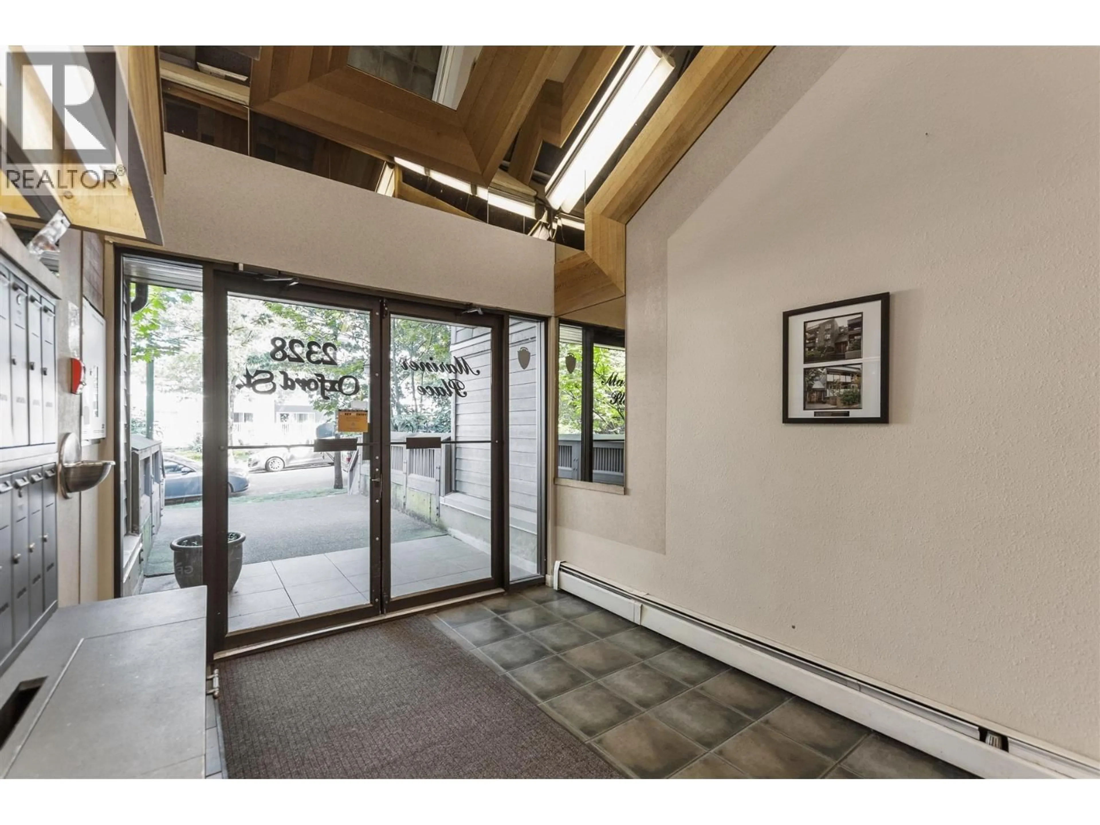 Indoor foyer for 302 - 2328 OXFORD STREET, Vancouver British Columbia V5L1G3