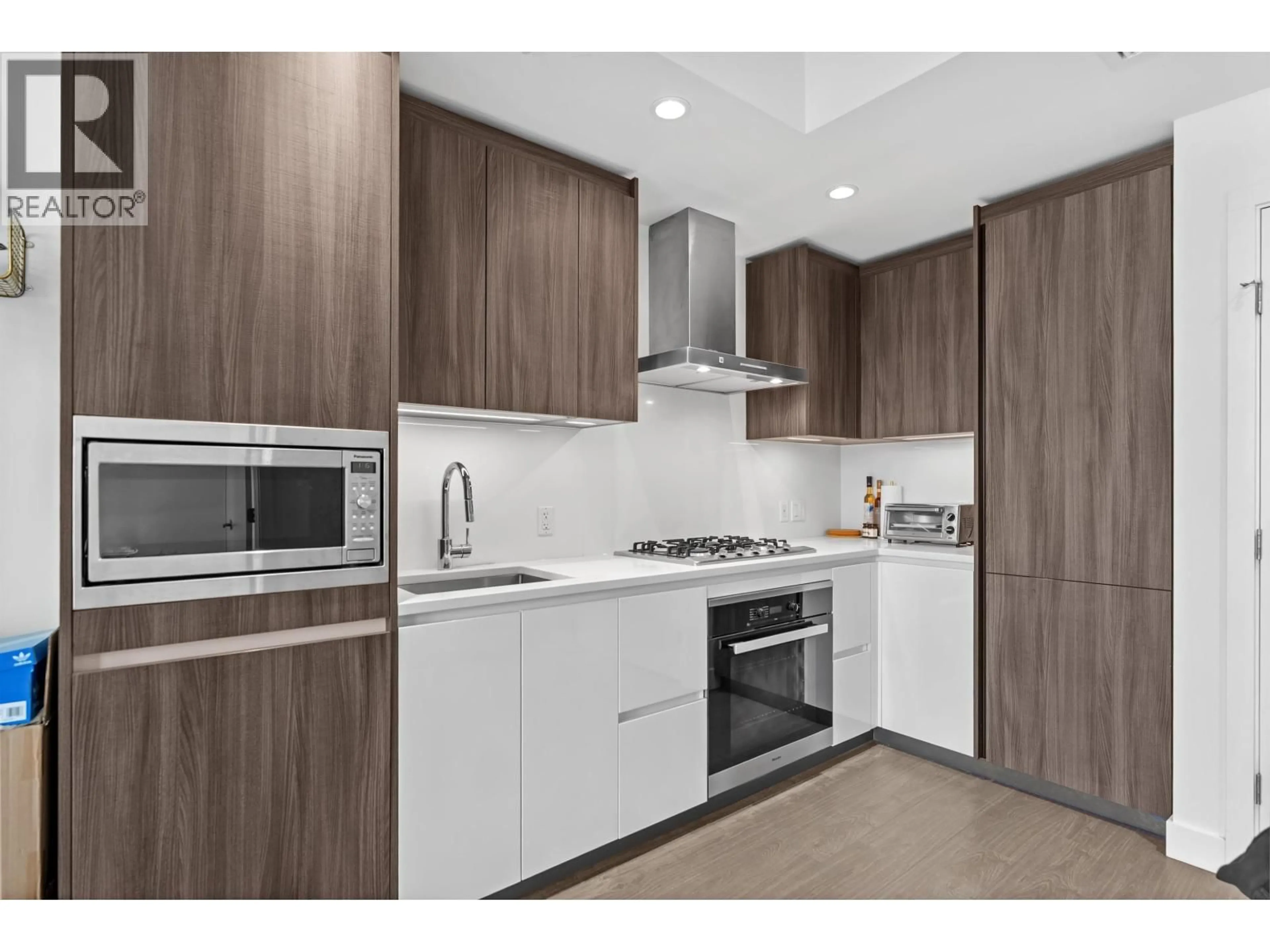 Standard kitchen, unknown for 904 - 6328 NO. 3 ROAD, Richmond British Columbia V6Y0L6