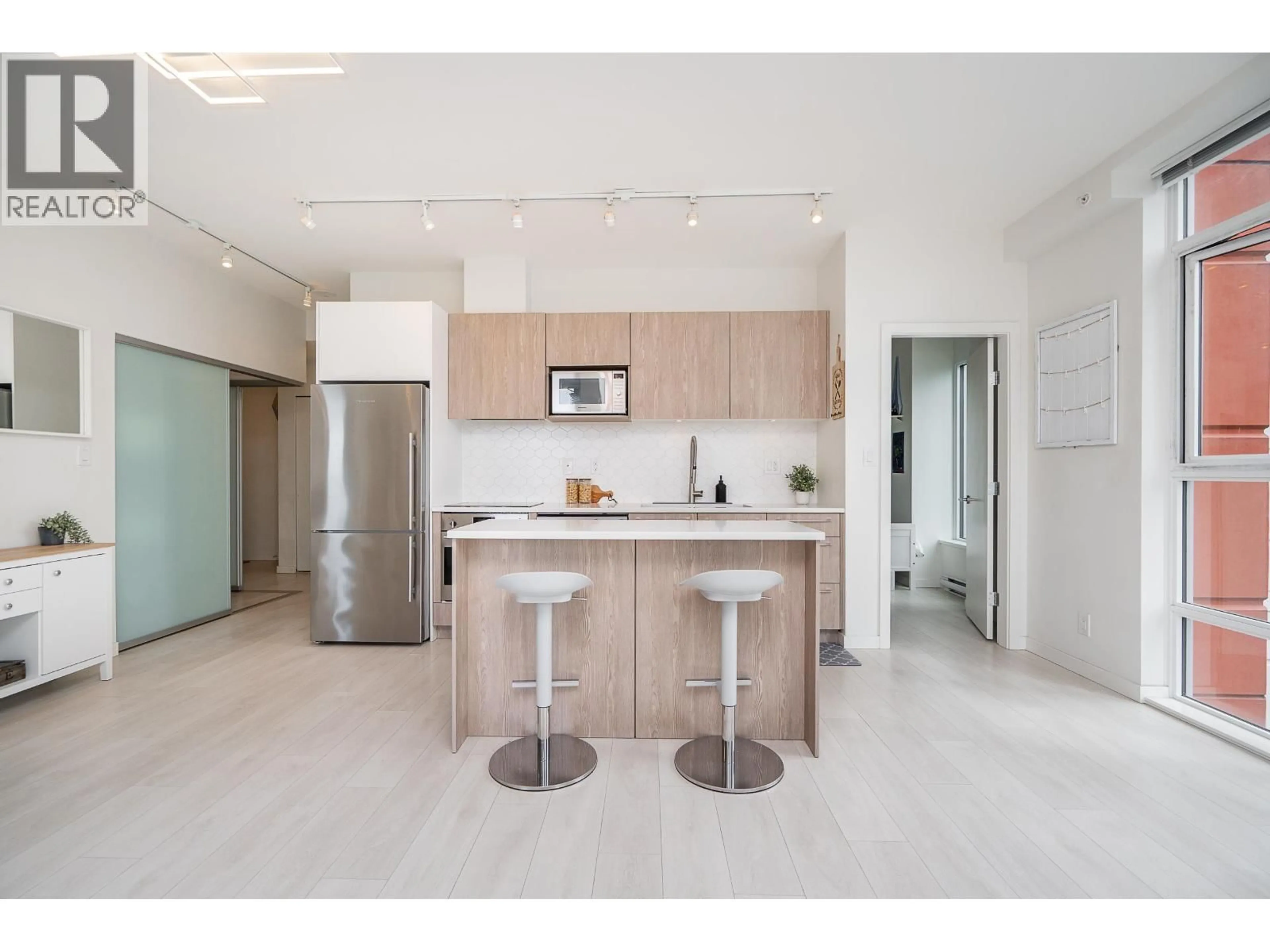 Open concept kitchen, ceramic/tile floor for 601 - 691 NORTH ROAD, Coquitlam British Columbia V3J0H9