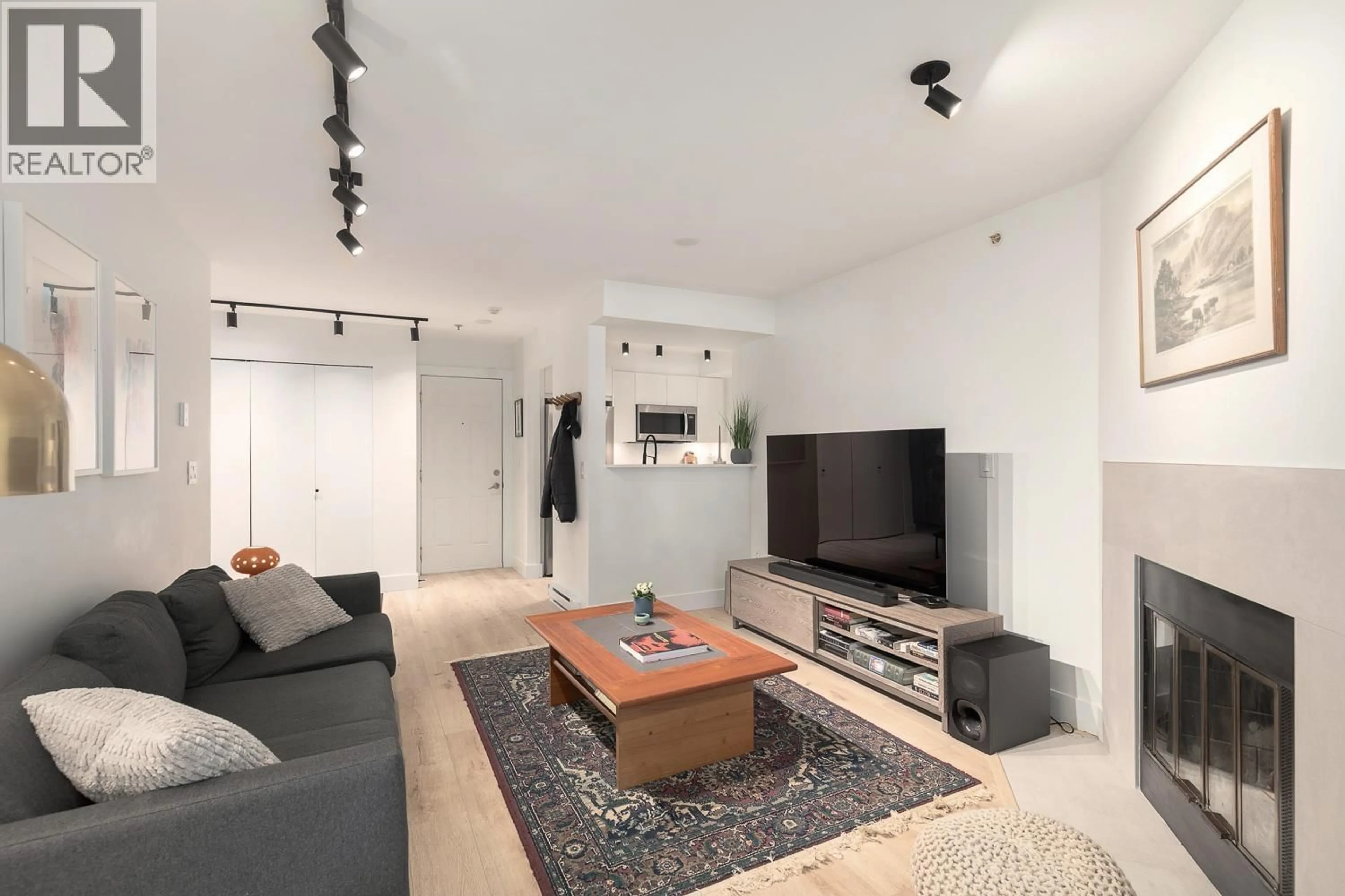 Living room with furniture, unknown for 203 - 2272 DUNDAS STREET, Vancouver British Columbia V5L1J8