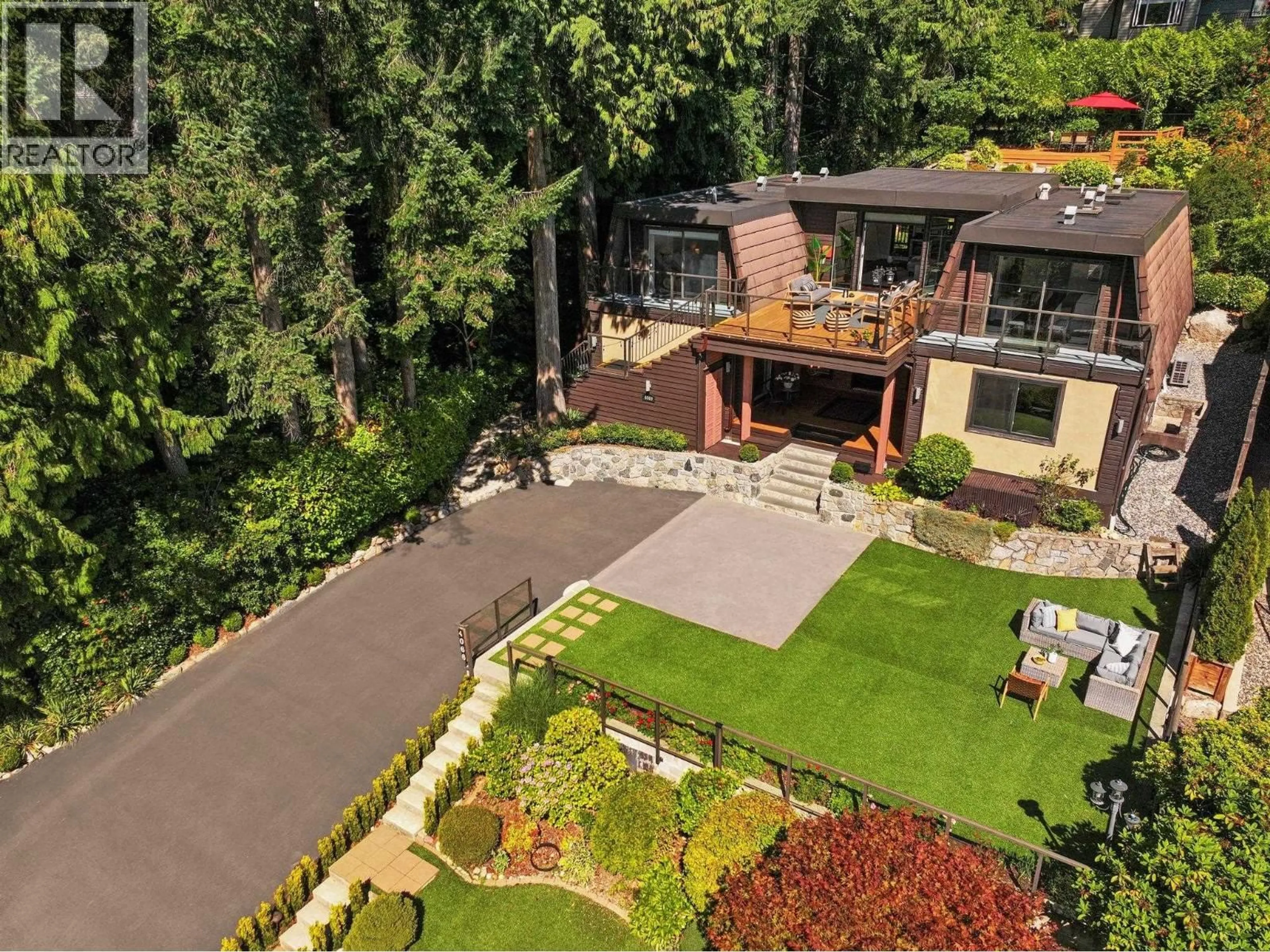 A pic from outside/outdoor area/front of a property/back of a property/a pic from drone, street for 4066 NORWOOD AVENUE, North Vancouver British Columbia V7N3R3