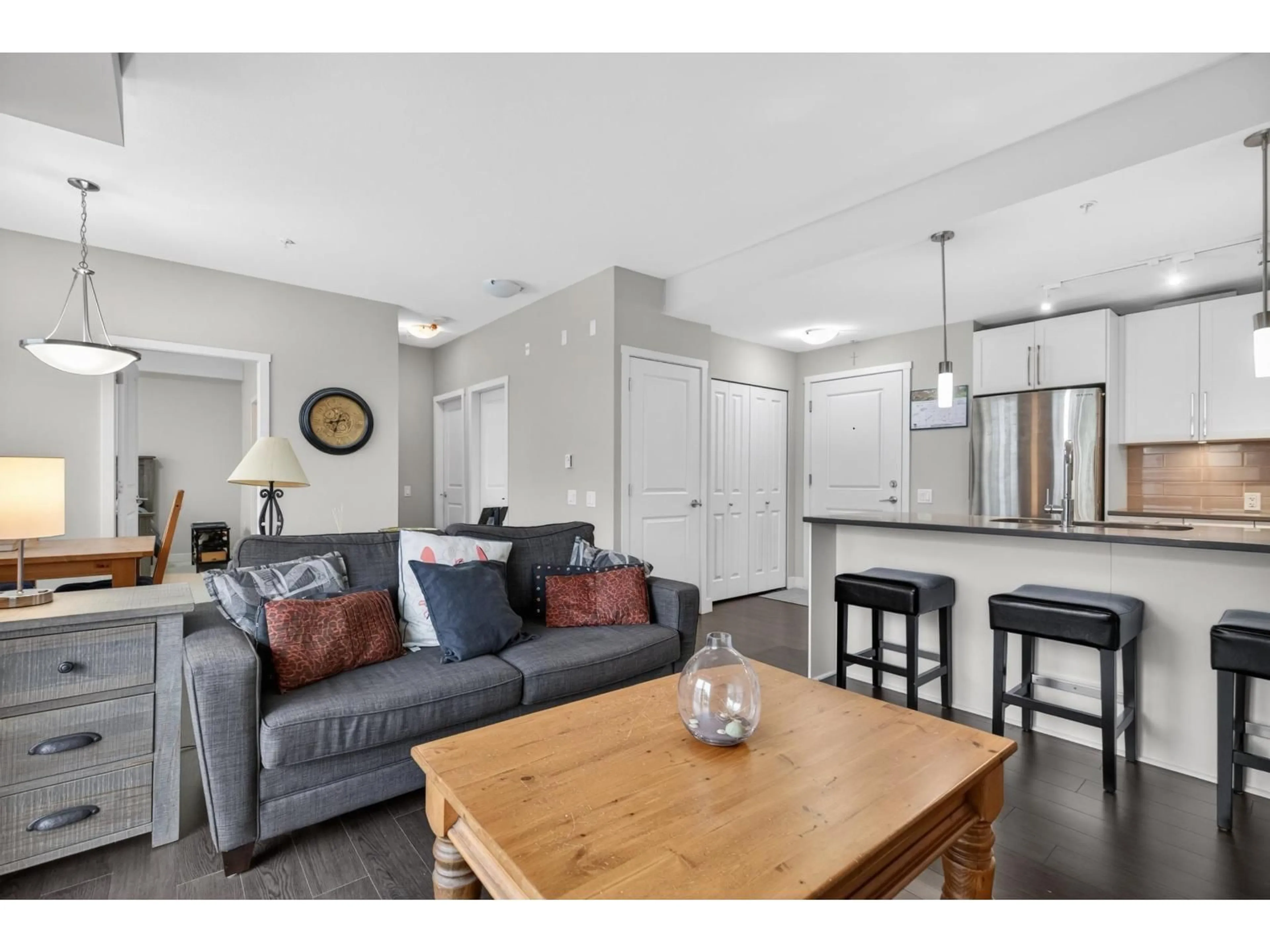 Living room with furniture, unknown for 312 - 14358 60 AVENUE, Surrey British Columbia V3X0G3