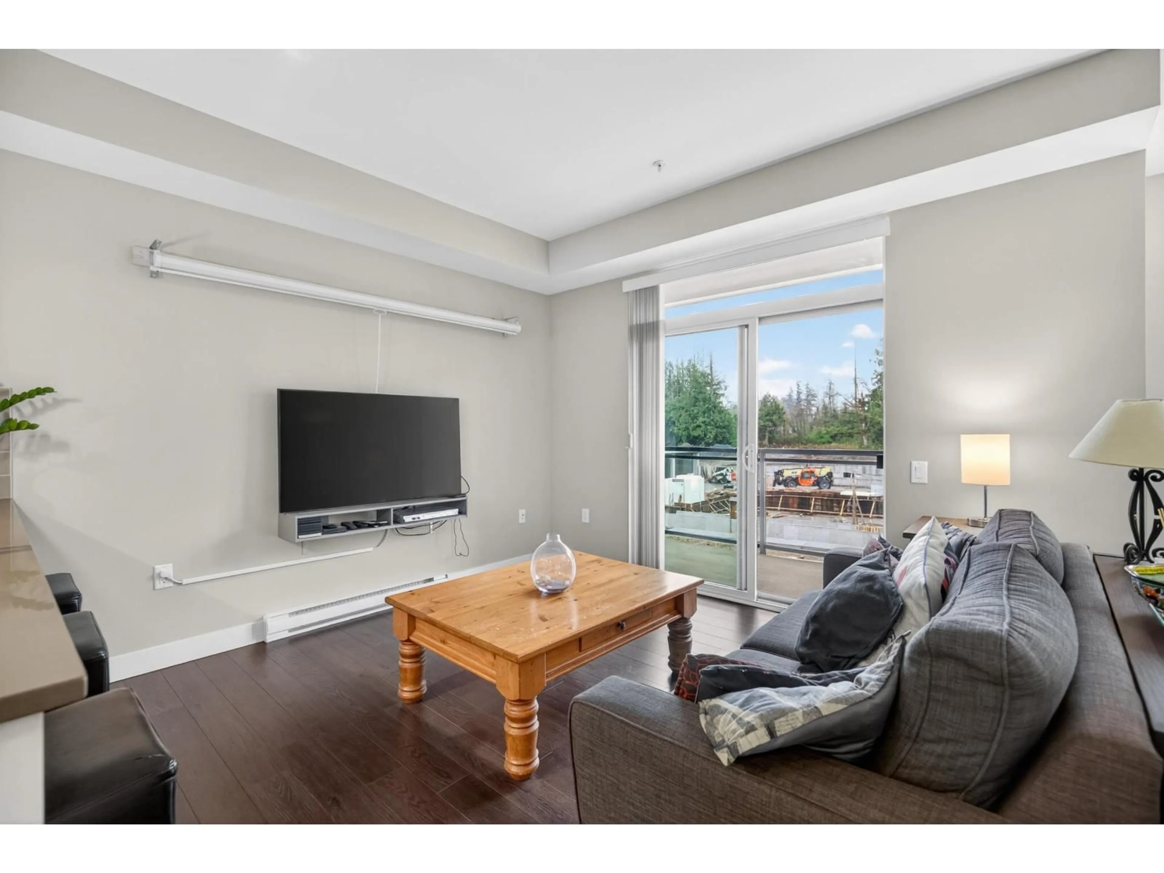 Living room with furniture, wood/laminate floor for 312 - 14358 60 AVENUE, Surrey British Columbia V3X0G3