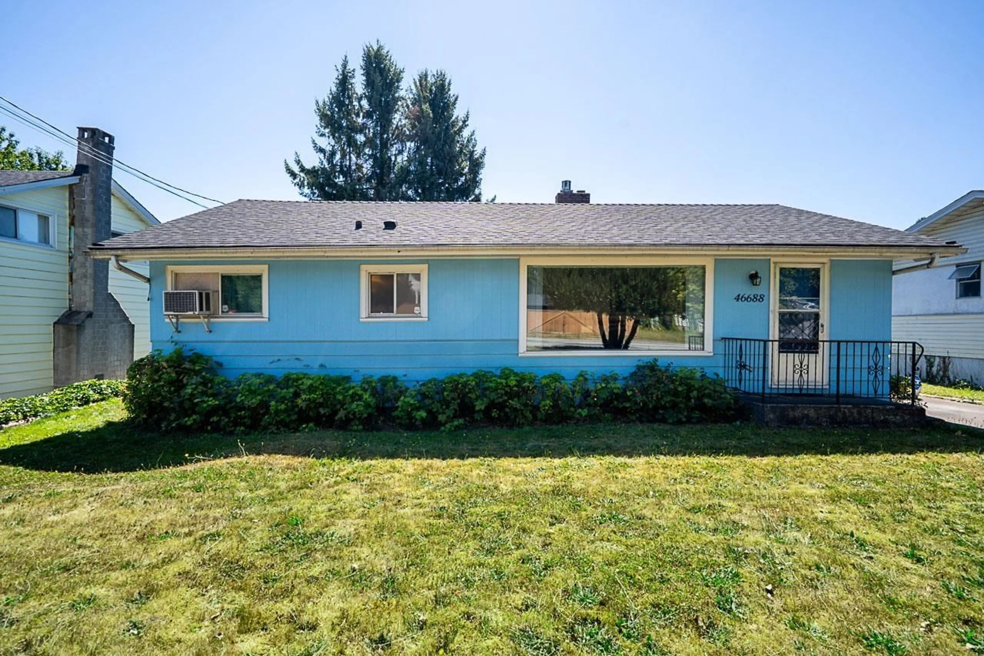 Home with vinyl exterior material, street for 46688 PORTAGE AVENUE, Chilliwack British Columbia V2P3G5