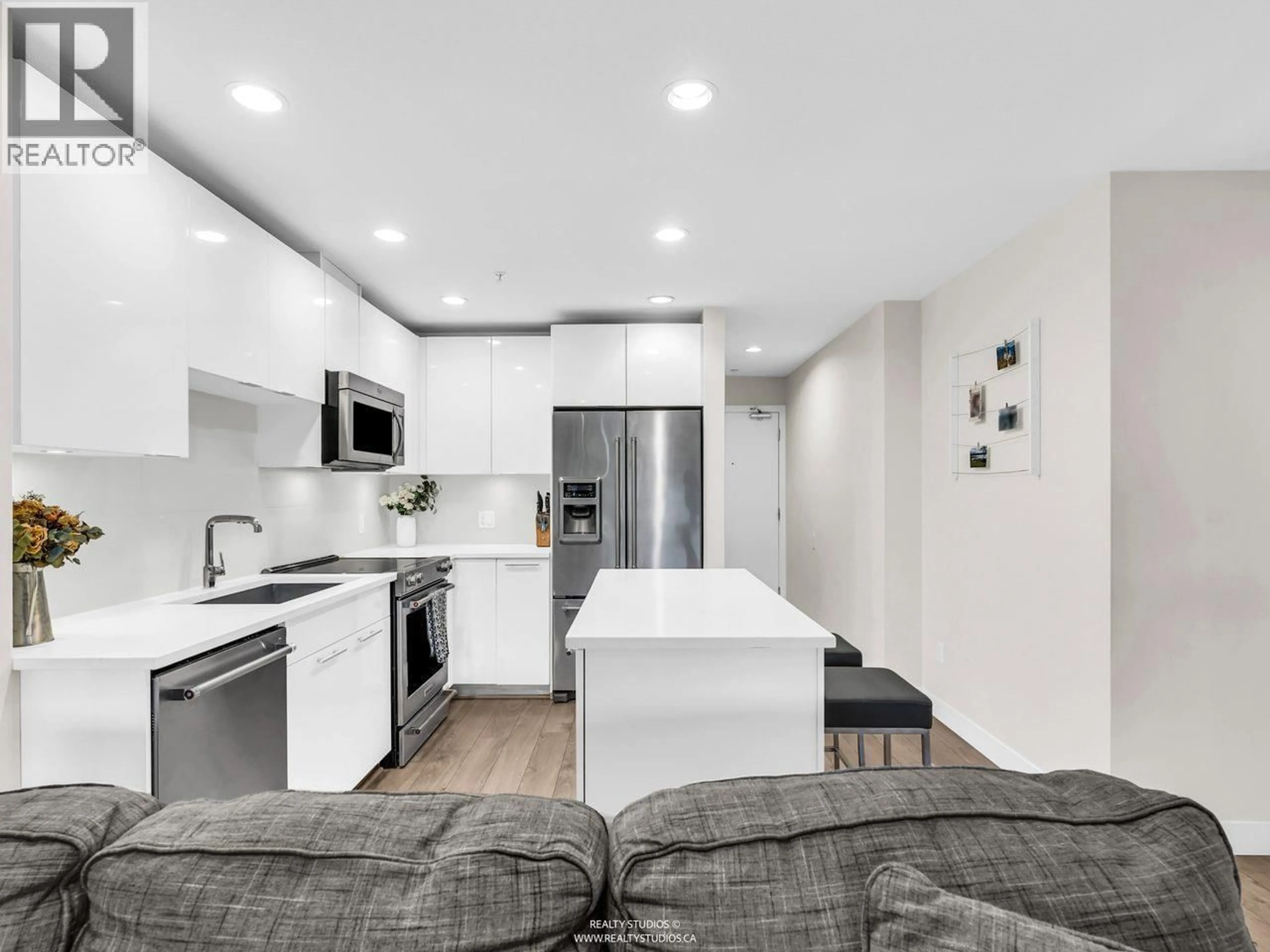 Open concept kitchen, unknown for 117 - 723 3RD STREET, North Vancouver British Columbia V7M0E4