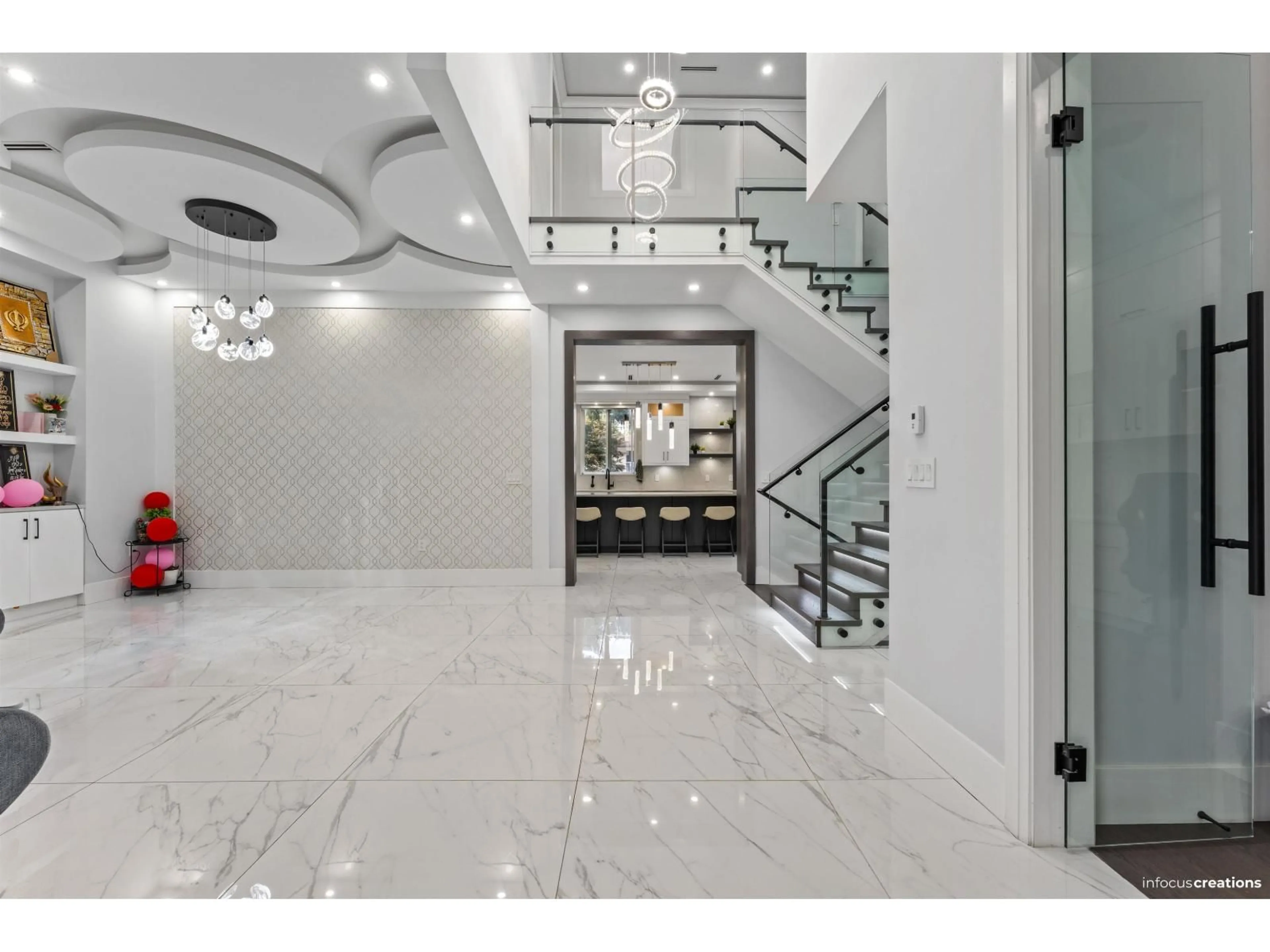 Indoor foyer for 18339 63 AVENUE, Surrey British Columbia V3S8B1