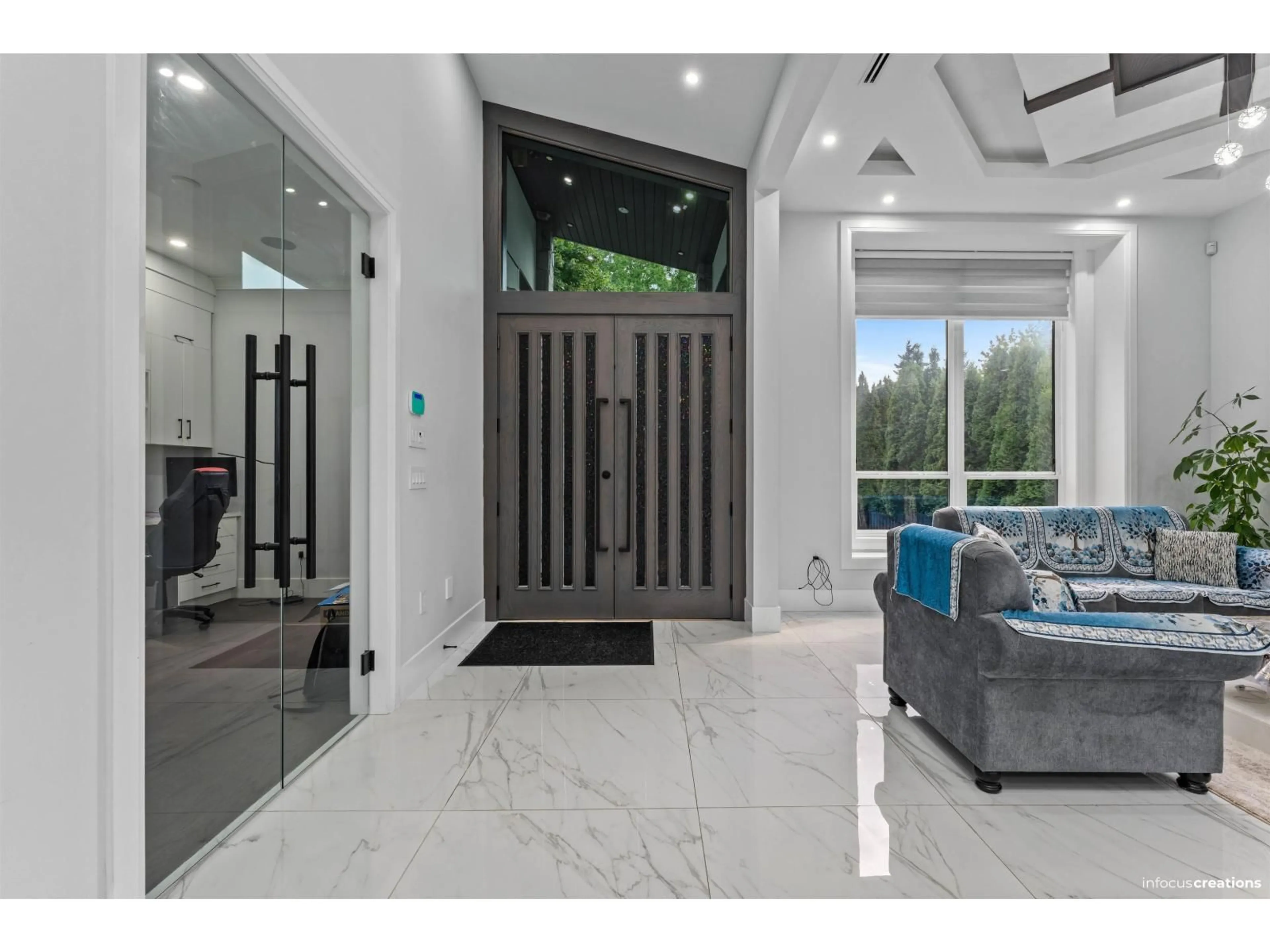Indoor foyer for 18339 63 AVENUE, Surrey British Columbia V3S8B1