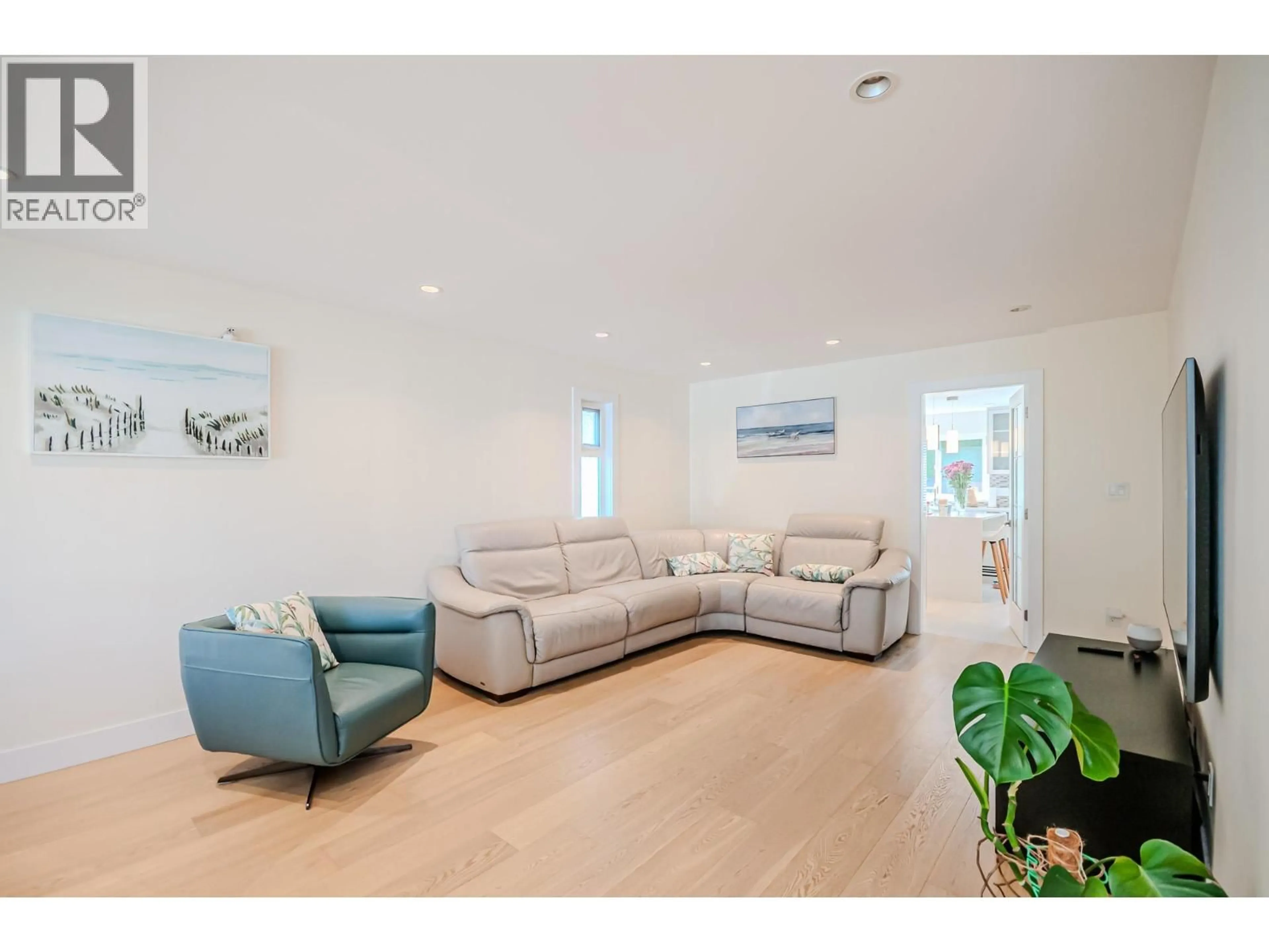 Living room with furniture, wood/laminate floor for 10280 HOLLYWELL DRIVE, Richmond British Columbia V7E5C9