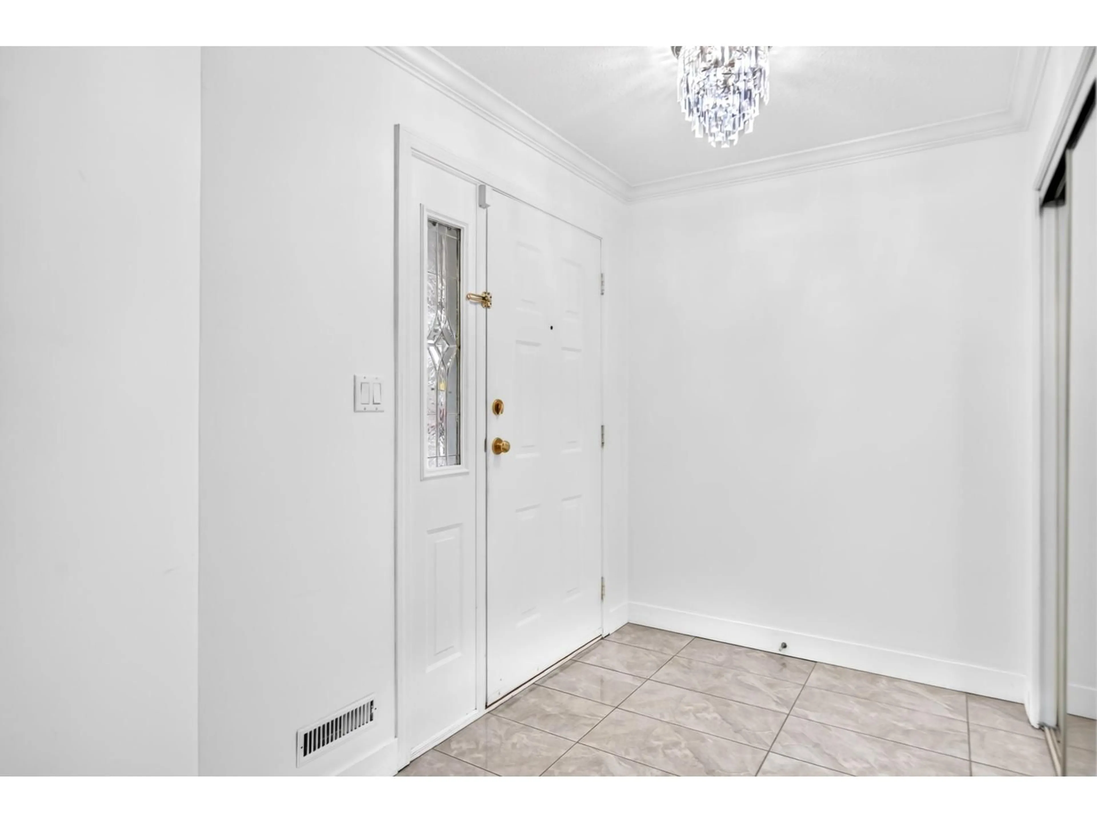 Indoor entryway for 505 - 19645 64 AVENUE, Langley British Columbia V2Y1L2