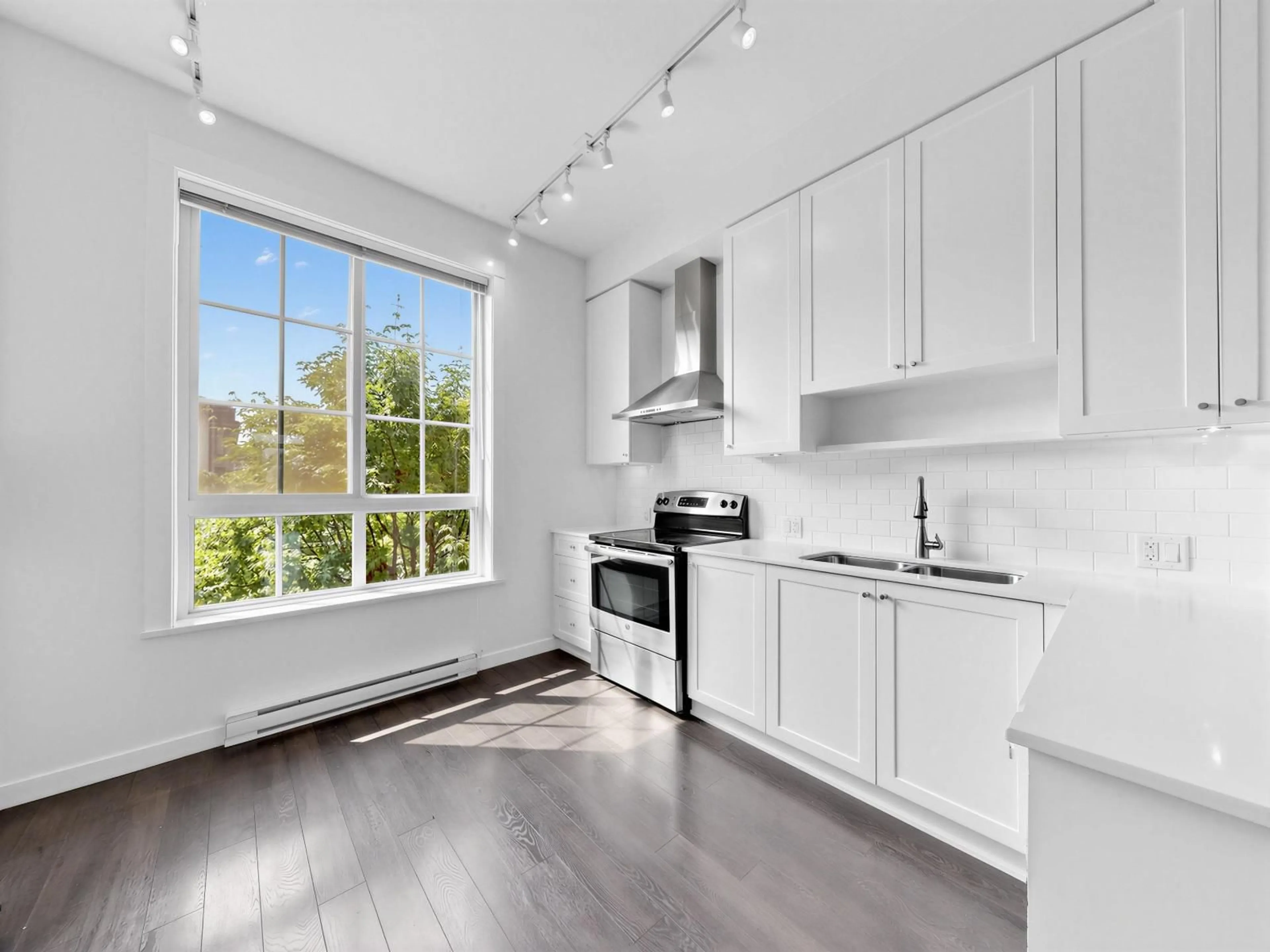 Open concept kitchen, wood/laminate floor for 7 - 16261 23A AVENUE, White Rock British Columbia V3Z0P7
