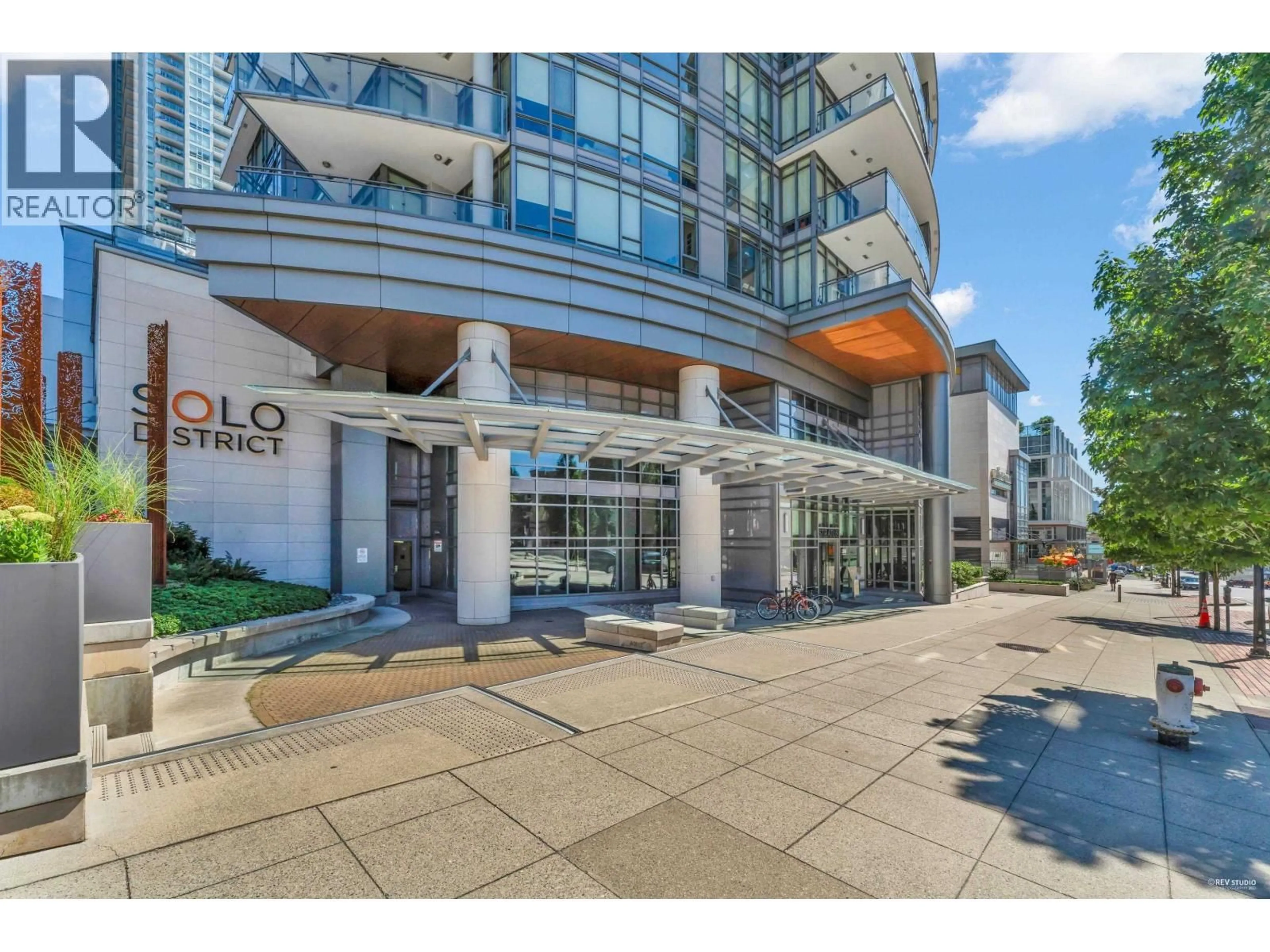 Indoor foyer for 910 - 2008 ROSSER AVENUE, Burnaby British Columbia V5C0H8