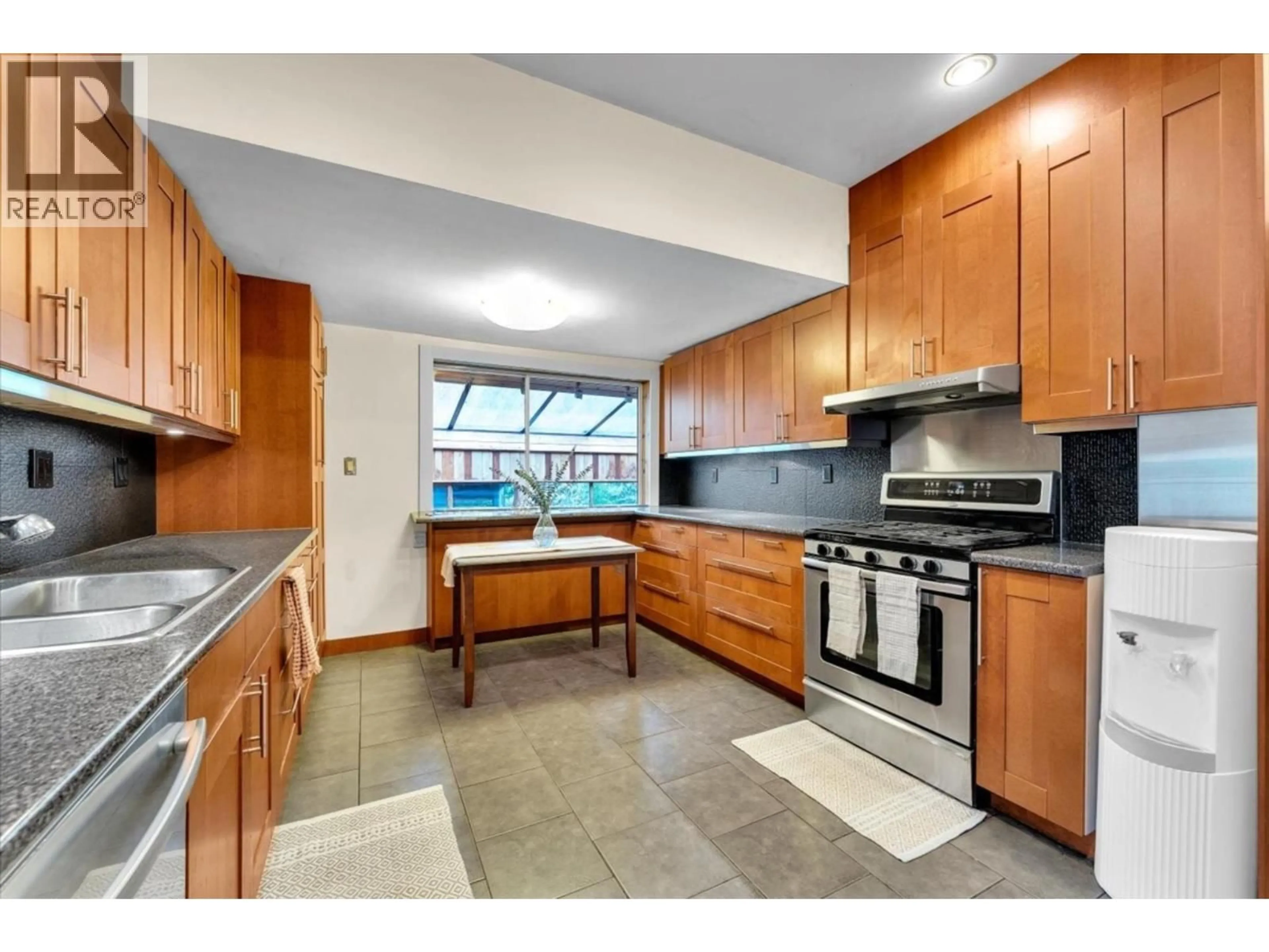 Standard kitchen, ceramic/tile floor for 360 KEITH ROAD, West Vancouver British Columbia V7T1L7