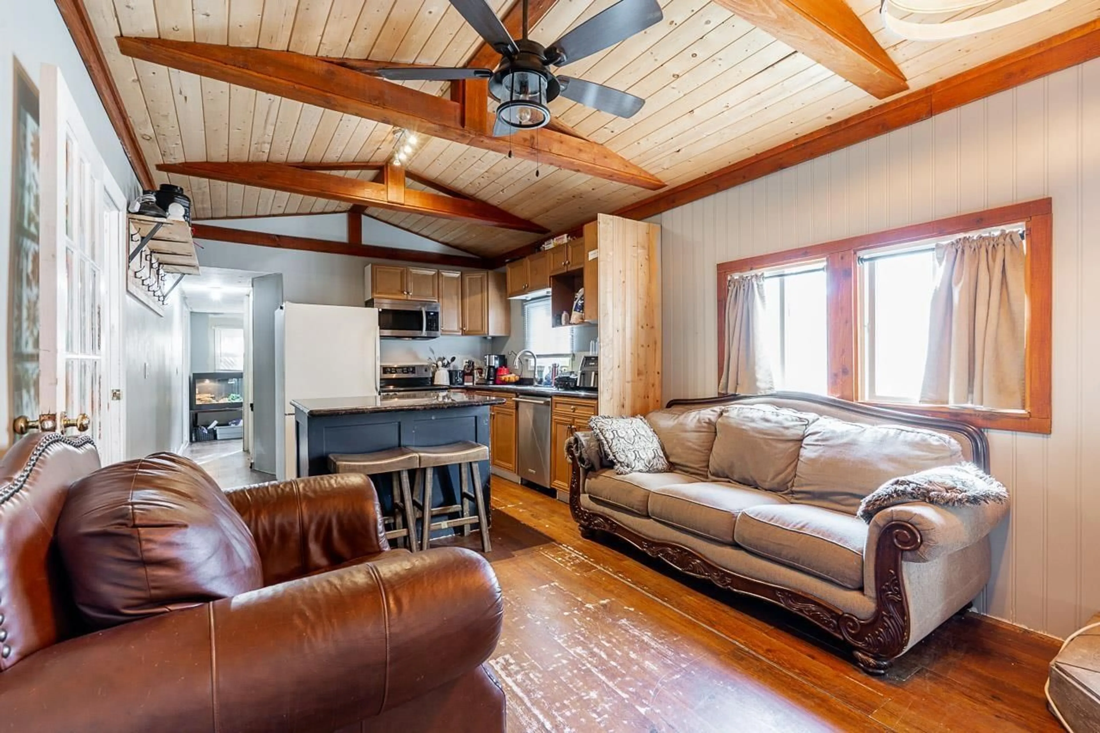 Living room with furniture, wood/laminate floor for 1 - 10235 BEAVER DRIVE, Chilliwack British Columbia V0X1X1