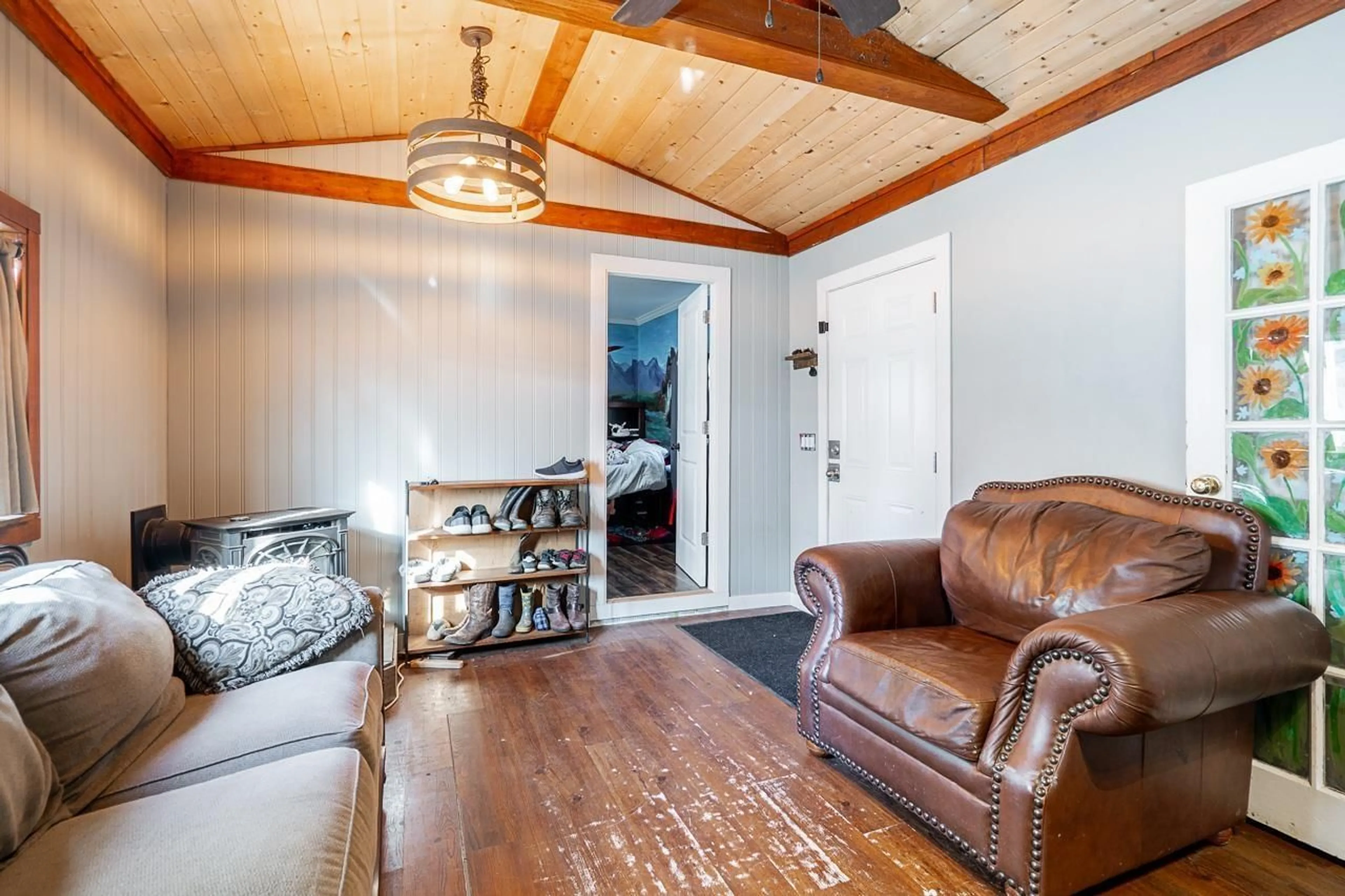 Living room with furniture, wood/laminate floor for 1 - 10235 BEAVER DRIVE, Chilliwack British Columbia V0X1X1