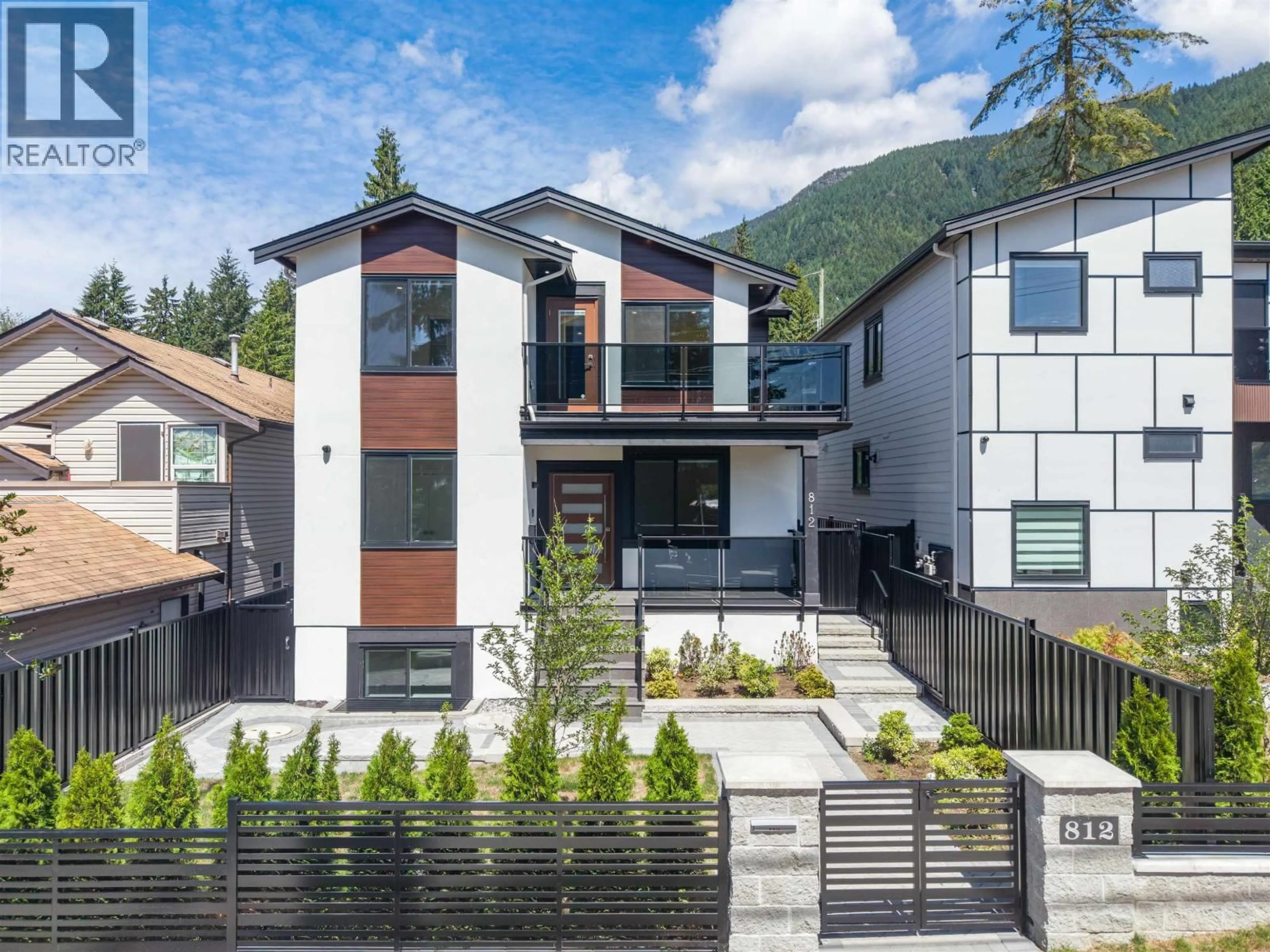 Home with vinyl exterior material, mountain view for 812 MONTROYAL BOULEVARD, North Vancouver British Columbia V7R2G6