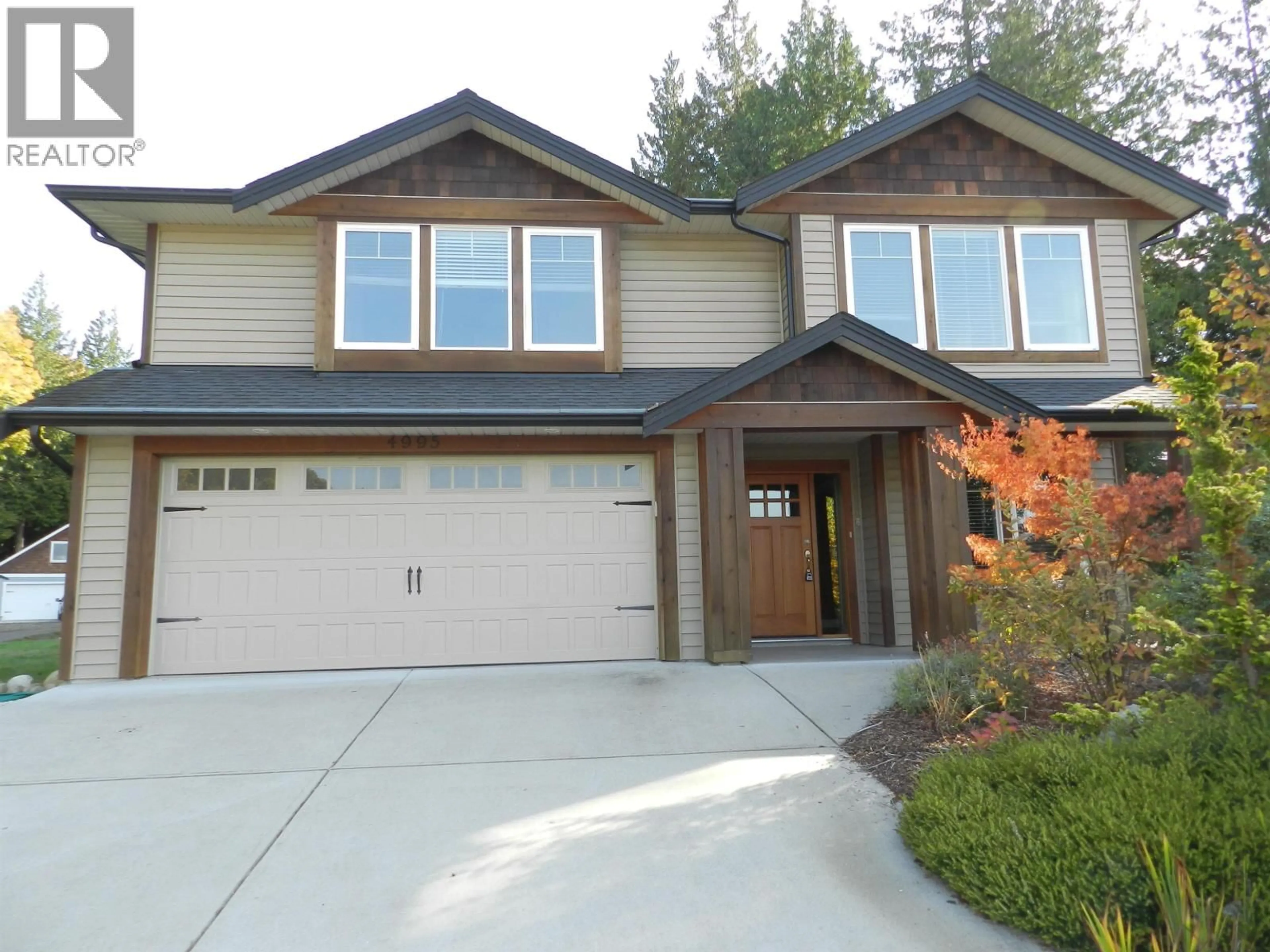 Home with vinyl exterior material, street for 4995 BAY ROAD, Sechelt British Columbia V7Z0E9
