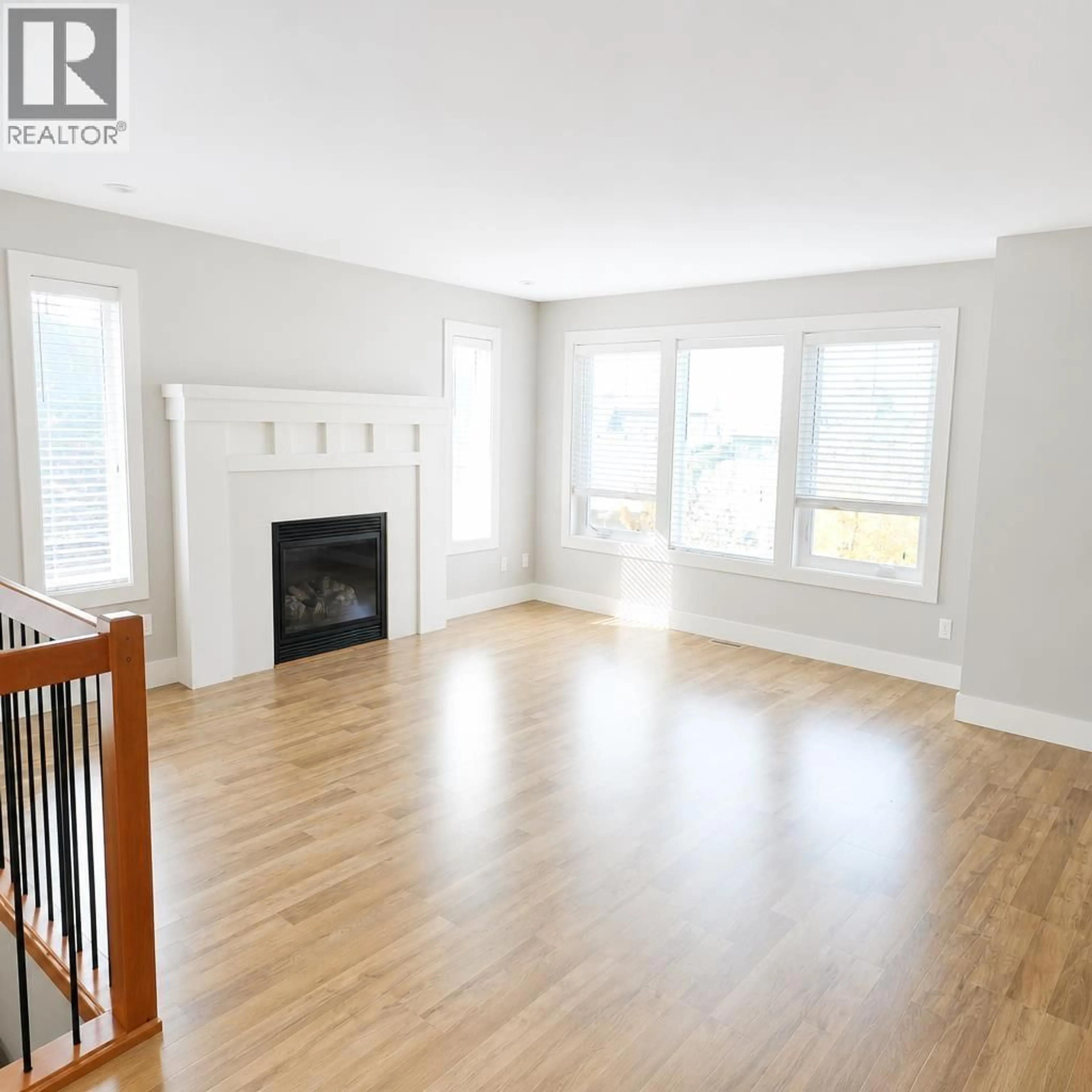 Living room with furniture, wood/laminate floor for 4995 BAY ROAD, Sechelt British Columbia V7Z0E9
