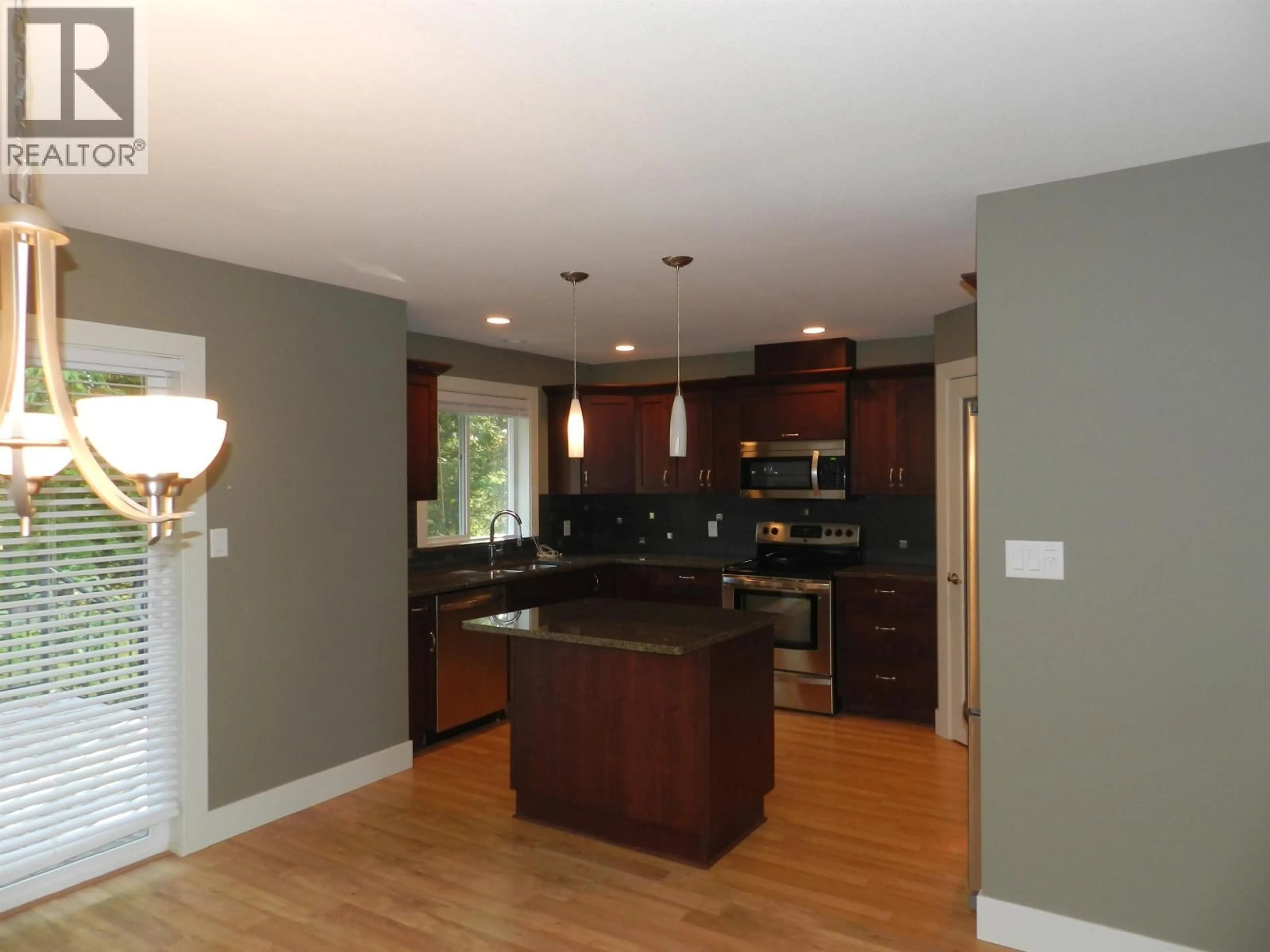 Open concept kitchen, wood/laminate floor for 4995 BAY ROAD, Sechelt British Columbia V7Z0E9