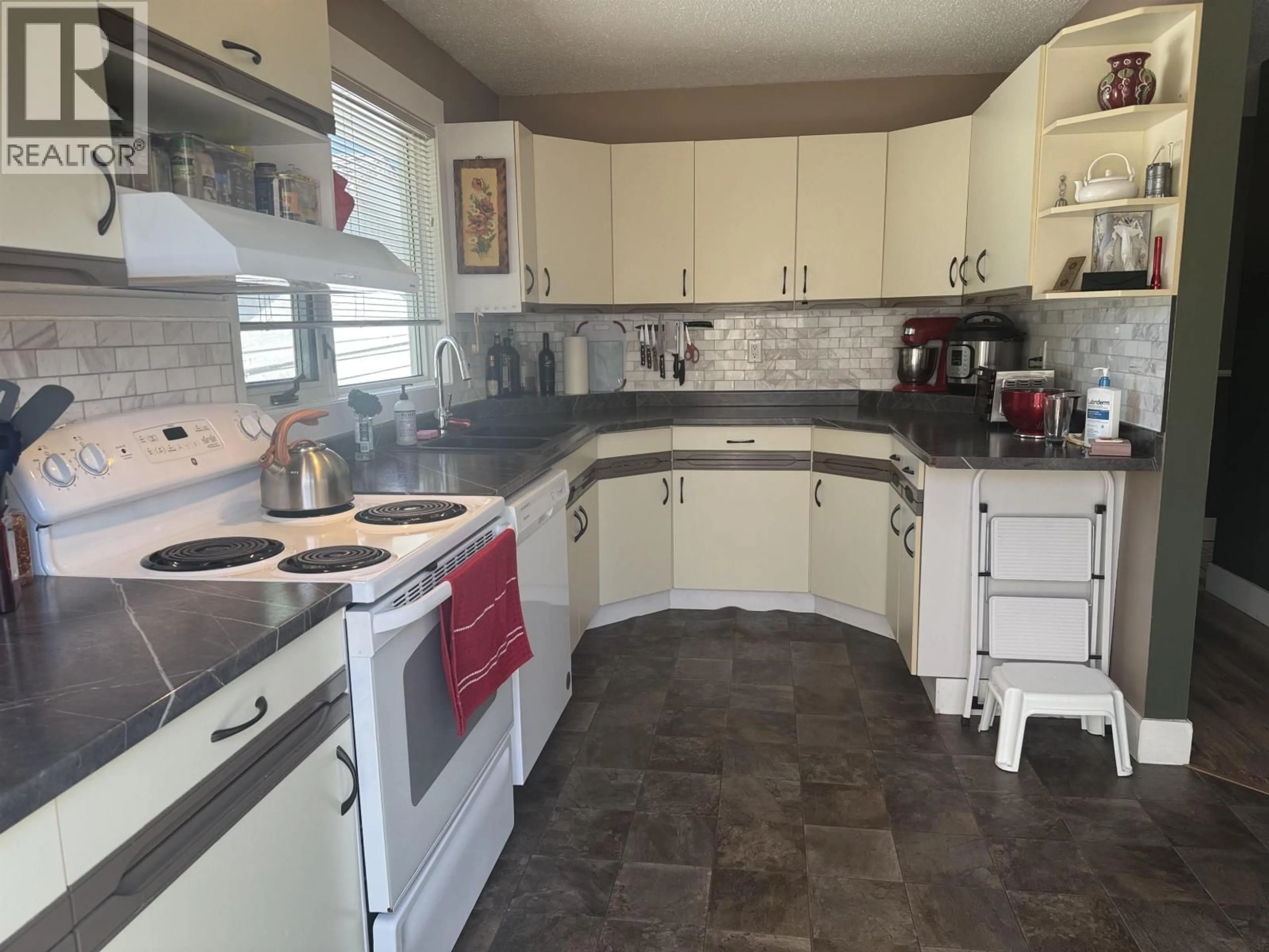 Standard kitchen, ceramic/tile floor for 5 CUT THUMB PLACE, Mackenzie British Columbia V0J2C0