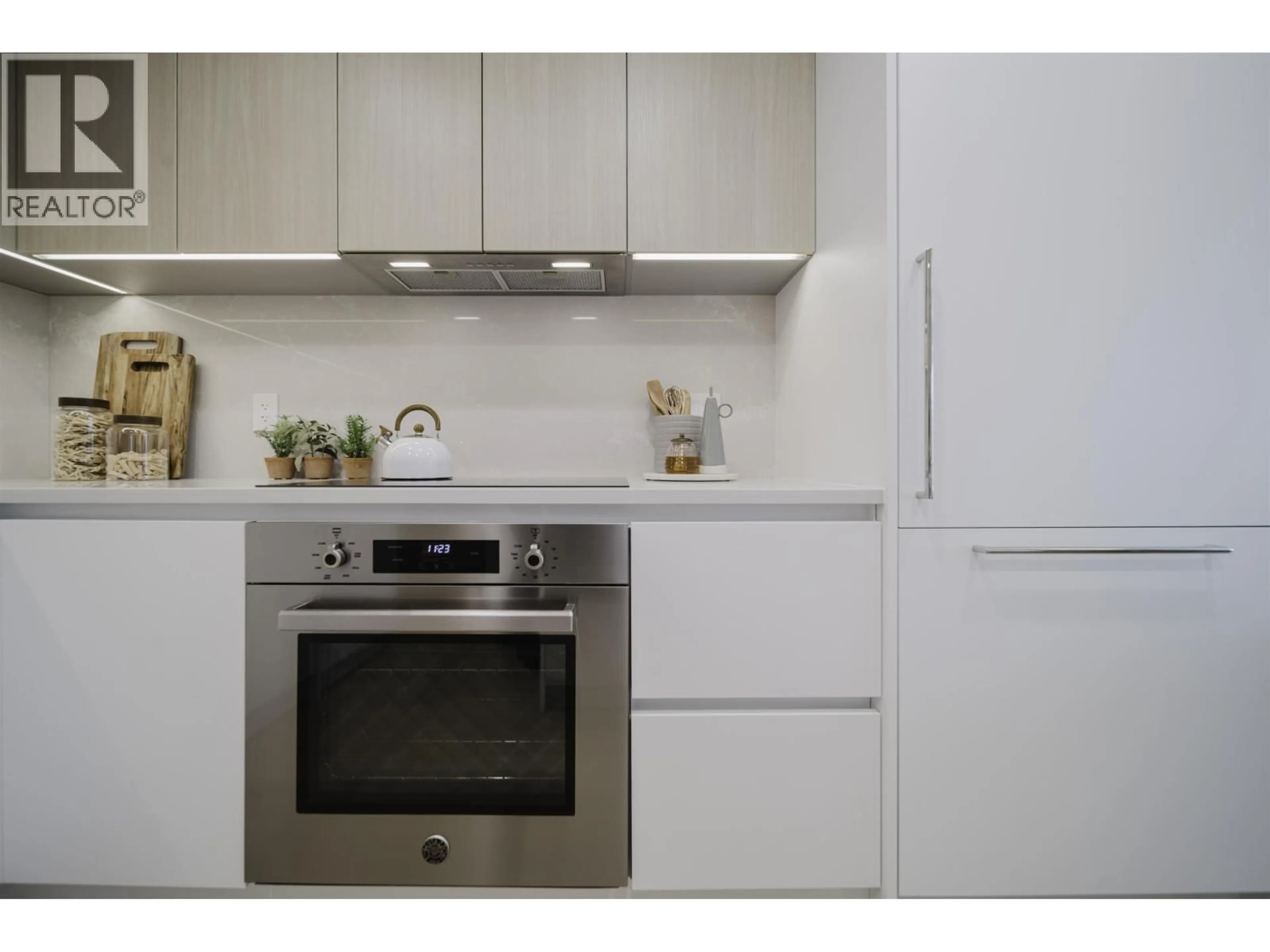 Standard kitchen, wood/laminate floor for 106 - 595 KEMSLEY AVENUE, Coquitlam British Columbia V3J0T4