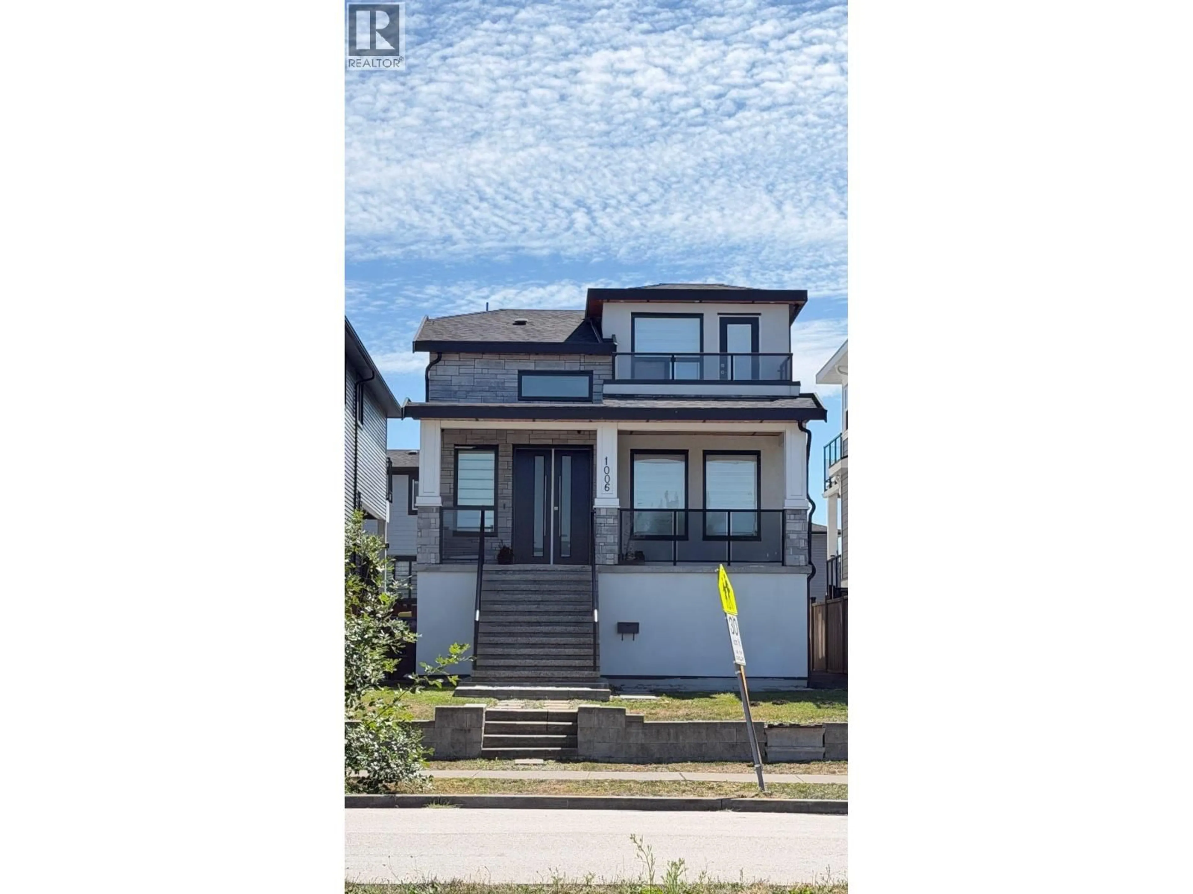 Home with vinyl exterior material, street for 1006 SALTER STREET, New Westminster British Columbia V3M5A6